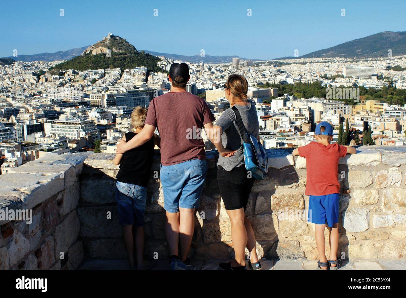 Grèce, Athènes, juin 16 2020 - les premiers touristes allemands visitent la colline de l'Acropole après l'ouverture de la Grèce pour les touristes étrangers le 15 juin. Le tourisme a Banque D'Images