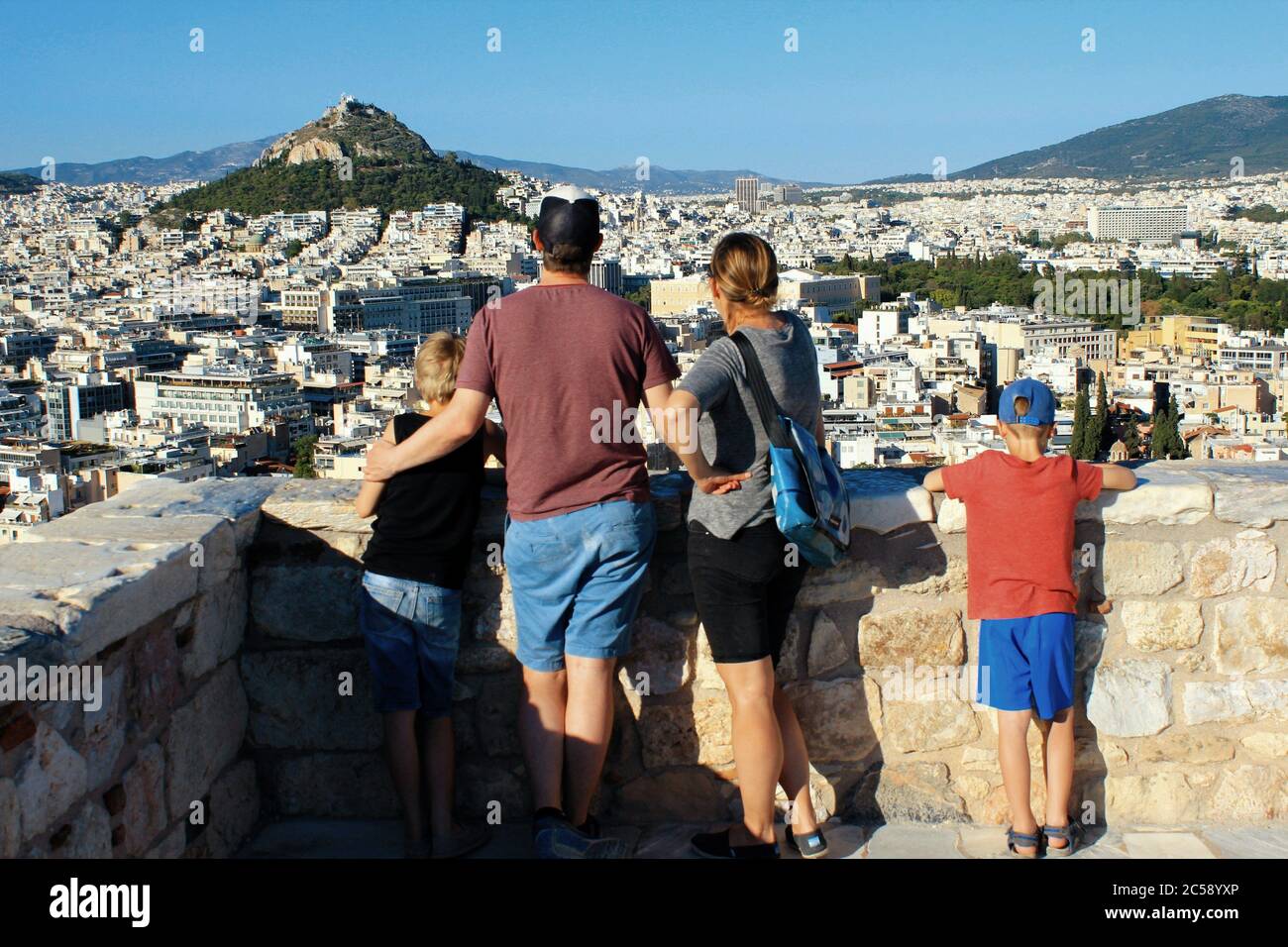 Grèce, Athènes, juin 16 2020 - les premiers touristes allemands visitent la colline de l'Acropole après l'ouverture de la Grèce pour les touristes étrangers le 15 juin. Le tourisme a Banque D'Images