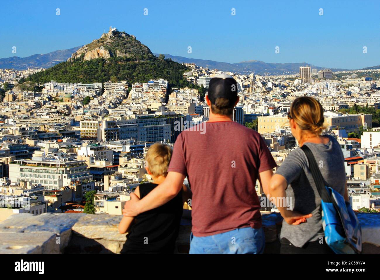 Grèce, Athènes, juin 16 2020 - les premiers touristes allemands visitent la colline de l'Acropole après l'ouverture de la Grèce pour les touristes étrangers le 15 juin. Le tourisme a Banque D'Images