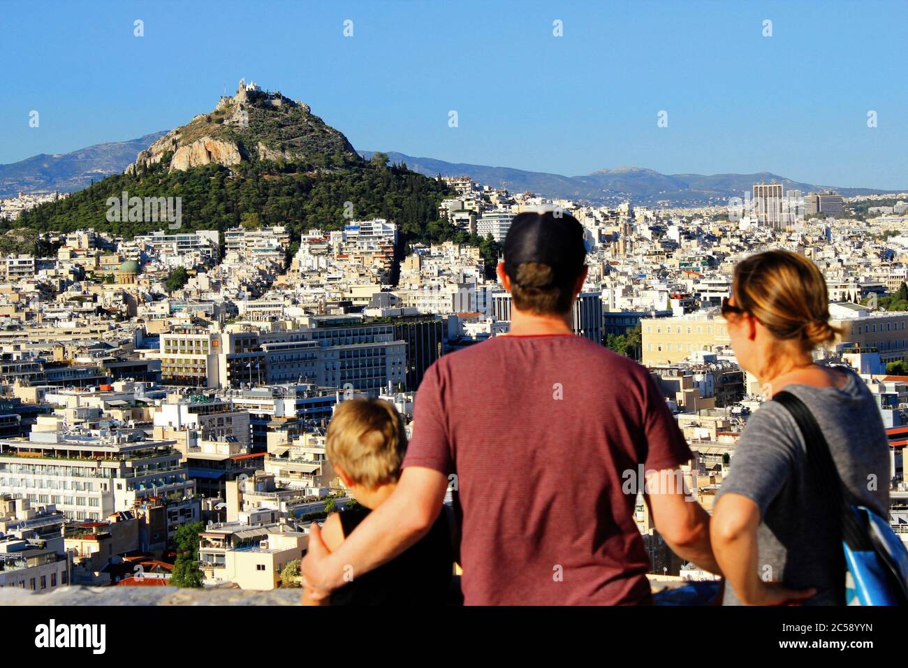 Grèce, Athènes, juin 16 2020 - les premiers touristes allemands visitent la colline de l'Acropole après l'ouverture de la Grèce pour les touristes étrangers le 15 juin. Le tourisme a Banque D'Images