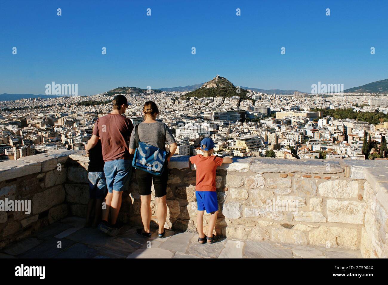 Grèce, Athènes, juin 16 2020 - les premiers touristes allemands visitent la colline de l'Acropole après l'ouverture de la Grèce pour les touristes étrangers le 15 juin. Le tourisme a Banque D'Images