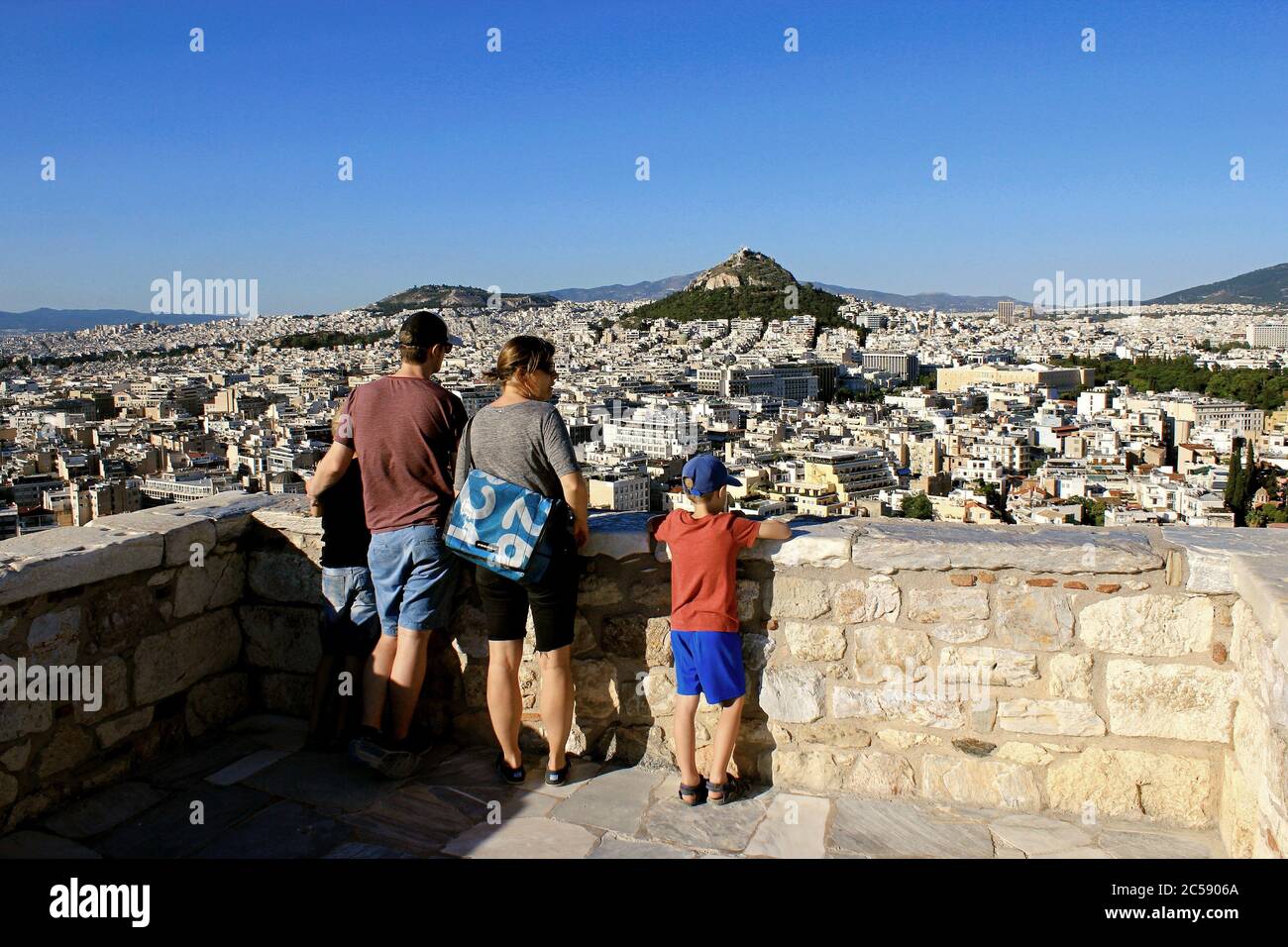 Grèce, Athènes, juin 16 2020 - les premiers touristes allemands visitent la colline de l'Acropole après l'ouverture de la Grèce pour les touristes étrangers le 15 juin. Le tourisme a Banque D'Images