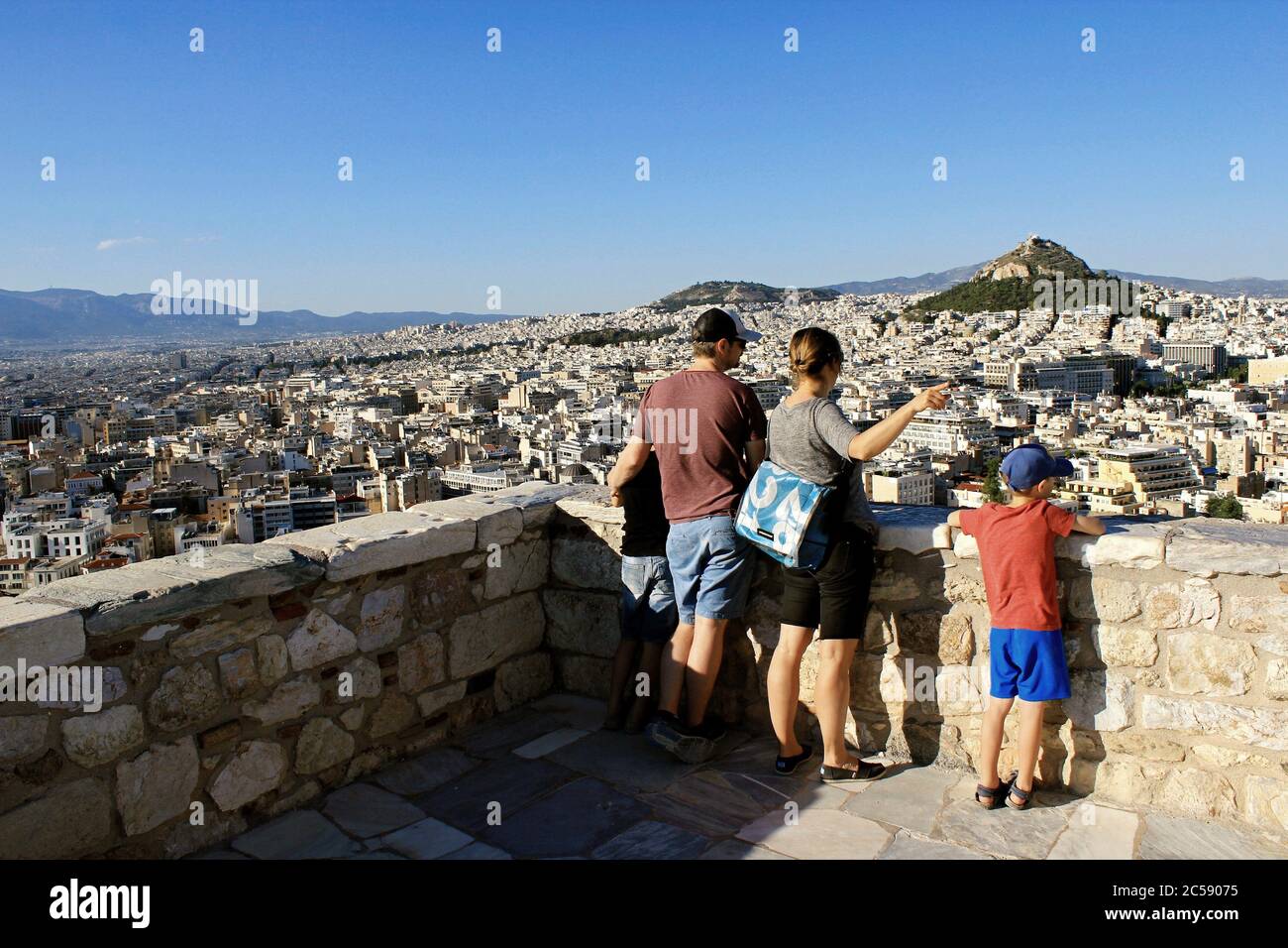 Grèce, Athènes, juin 16 2020 - les premiers touristes allemands visitent la colline de l'Acropole après l'ouverture de la Grèce pour les touristes étrangers le 15 juin. Le tourisme a Banque D'Images