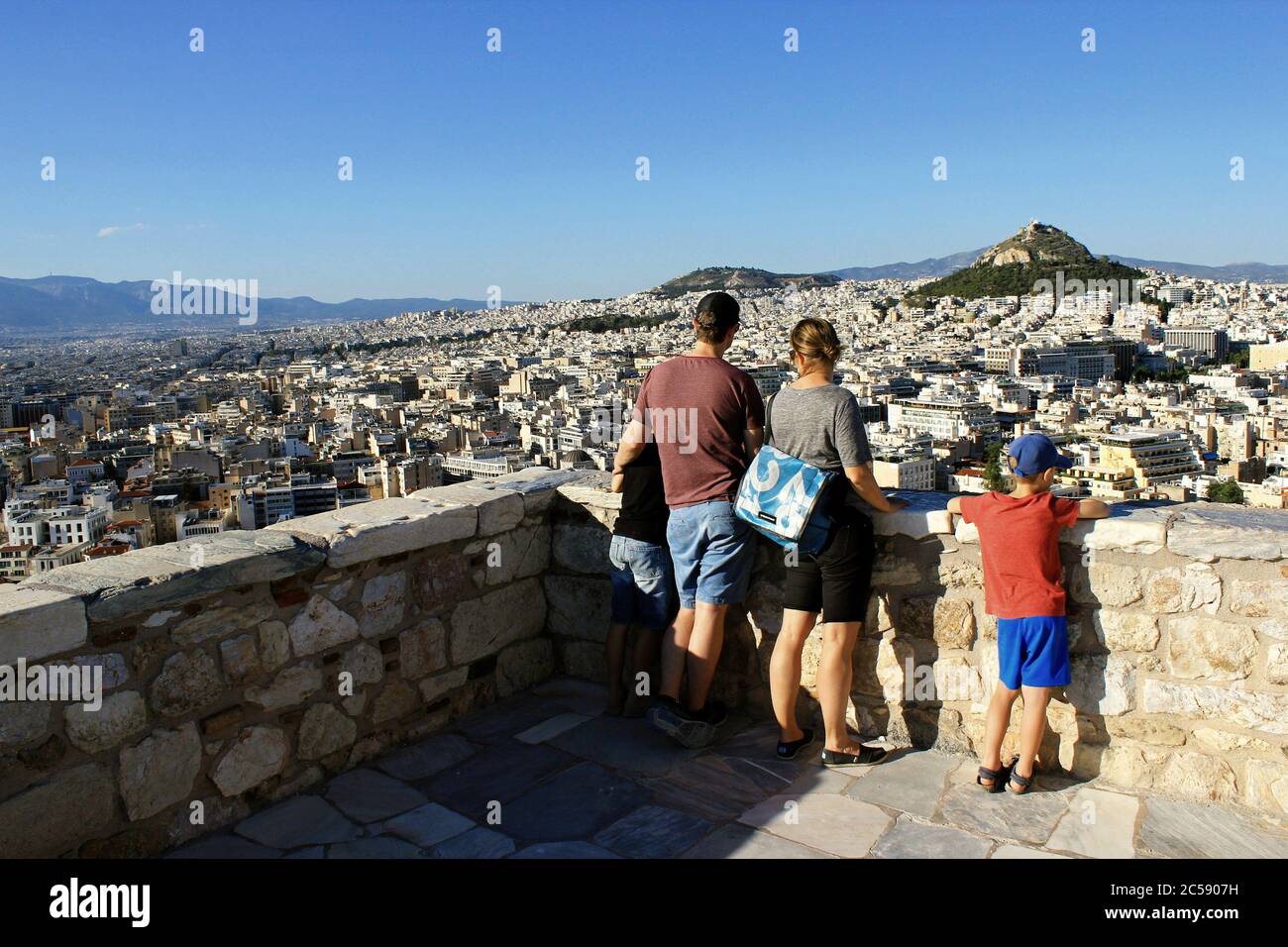 Grèce, Athènes, juin 16 2020 - les premiers touristes allemands visitent la colline de l'Acropole après l'ouverture de la Grèce pour les touristes étrangers le 15 juin. Le tourisme a Banque D'Images