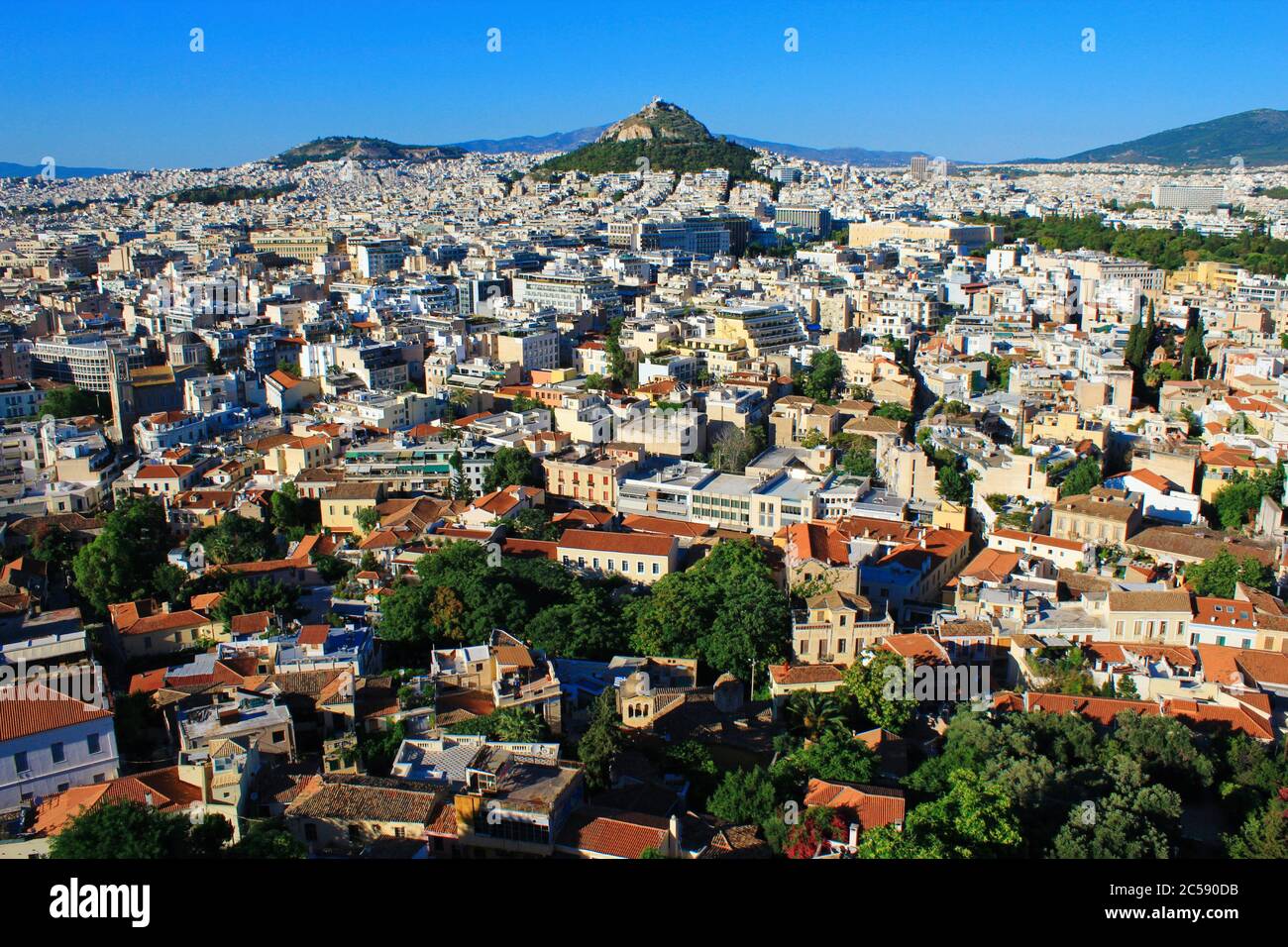 Grèce, Athènes, juin 16 2020 - Athènes vue sur la ville depuis l'Acropole avec la colline Lycabetus en arrière-plan. Banque D'Images
