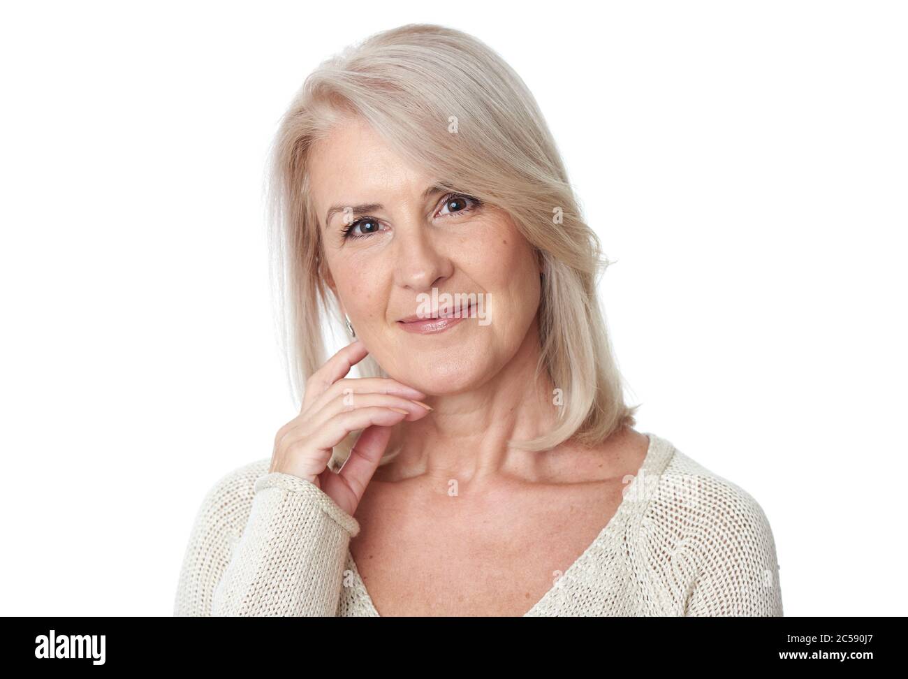 Magnifique portrait de femme de 50 ans isolé sur fond blanc Banque D'Images