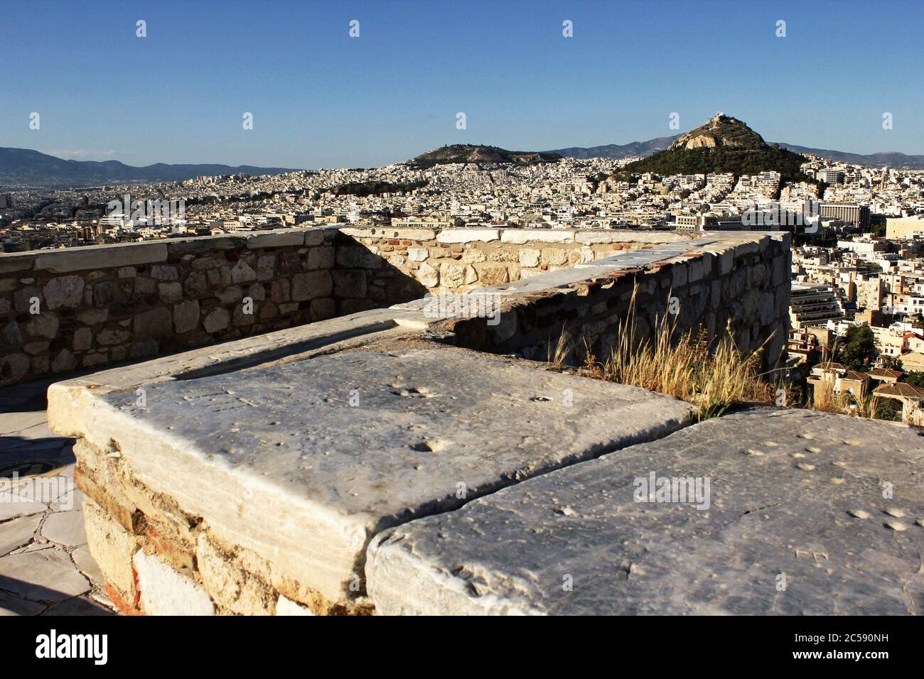Grèce, Athènes, juin 16 2020 - point de vue sur la colline de l'Acropole, vide de visiteurs. Le tourisme a été le plus touché de tous les grands secteurs économiques par le Th Banque D'Images
