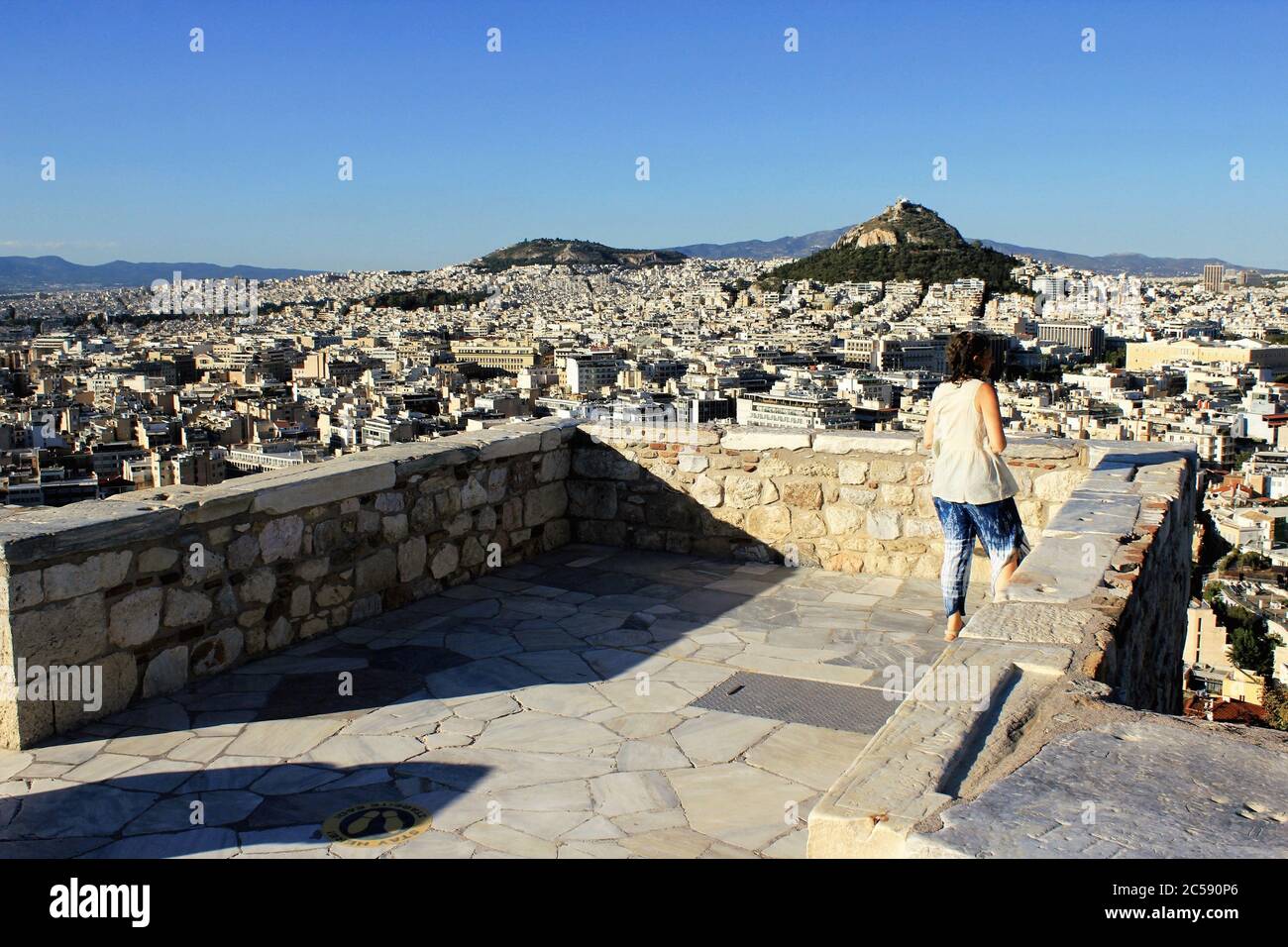 Grèce, Athènes, juin 16 2020 - point de vue sur la colline de l'Acropole, presque vide de visiteurs. Le tourisme a été le plus touché de tous les grands secteurs économiques Banque D'Images
