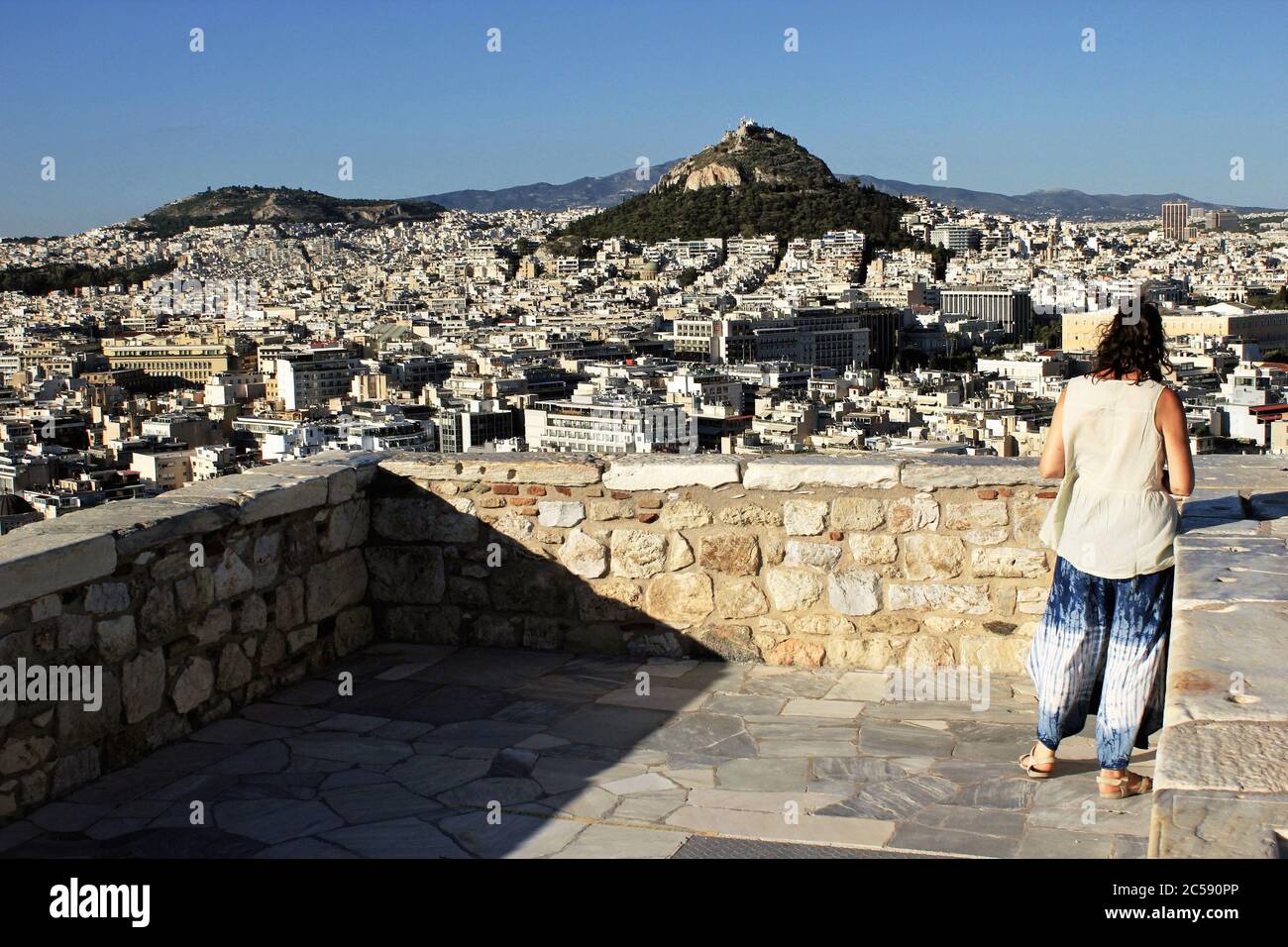 Grèce, Athènes, juin 16 2020 - point de vue sur la colline de l'Acropole, presque vide de visiteurs. Le tourisme a été le plus touché de tous les grands secteurs économiques Banque D'Images