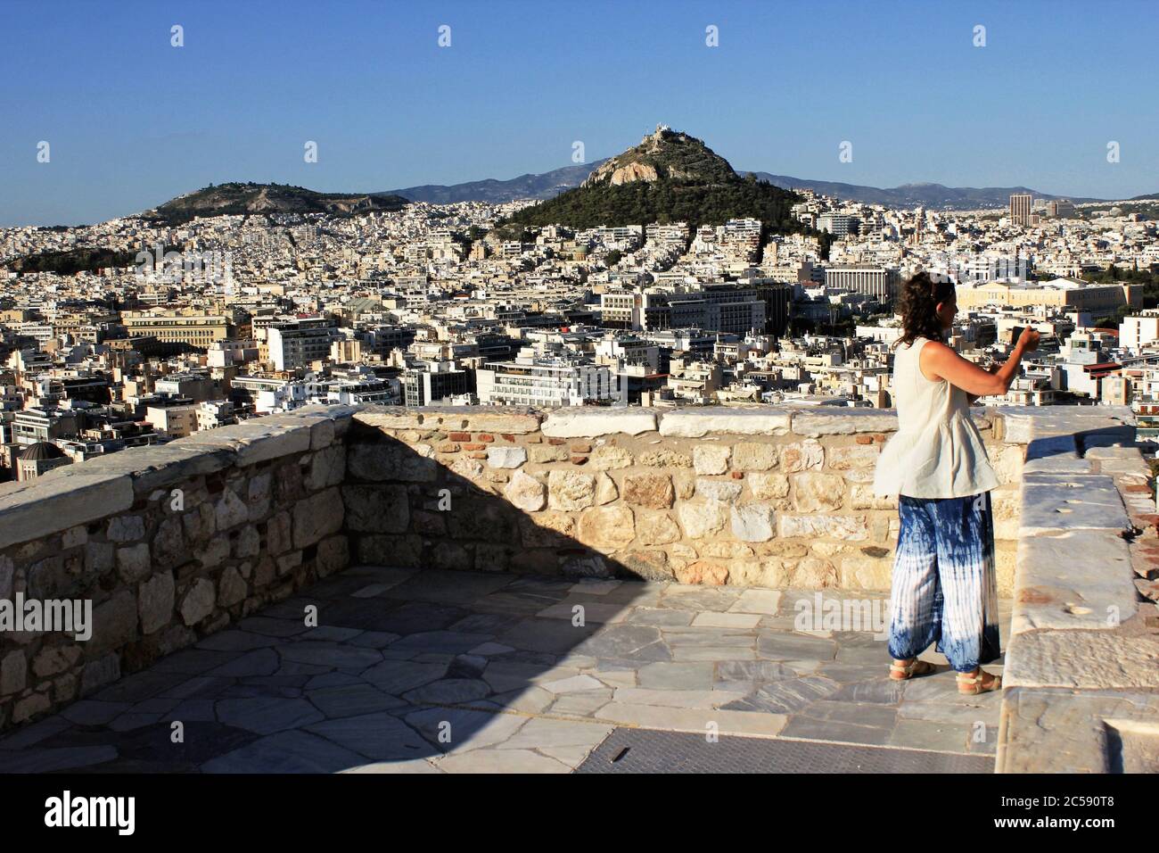 Grèce, Athènes, juin 16 2020 - point de vue sur la colline de l'Acropole, presque vide de visiteurs. Le tourisme a été le plus touché de tous les grands secteurs économiques Banque D'Images