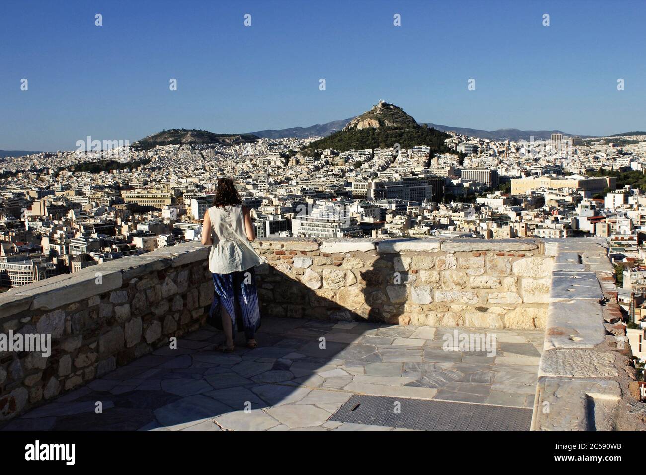 Grèce, Athènes, juin 16 2020 - point de vue sur la colline de l'Acropole, presque vide de visiteurs. Le tourisme a été le plus touché de tous les grands secteurs économiques Banque D'Images