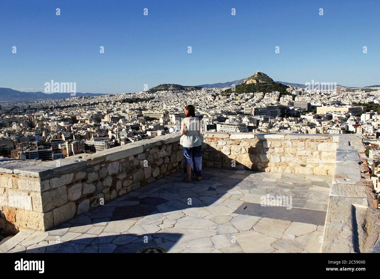 Grèce, Athènes, juin 16 2020 - point de vue sur la colline de l'Acropole, presque vide de visiteurs. Le tourisme a été le plus touché de tous les grands secteurs économiques Banque D'Images