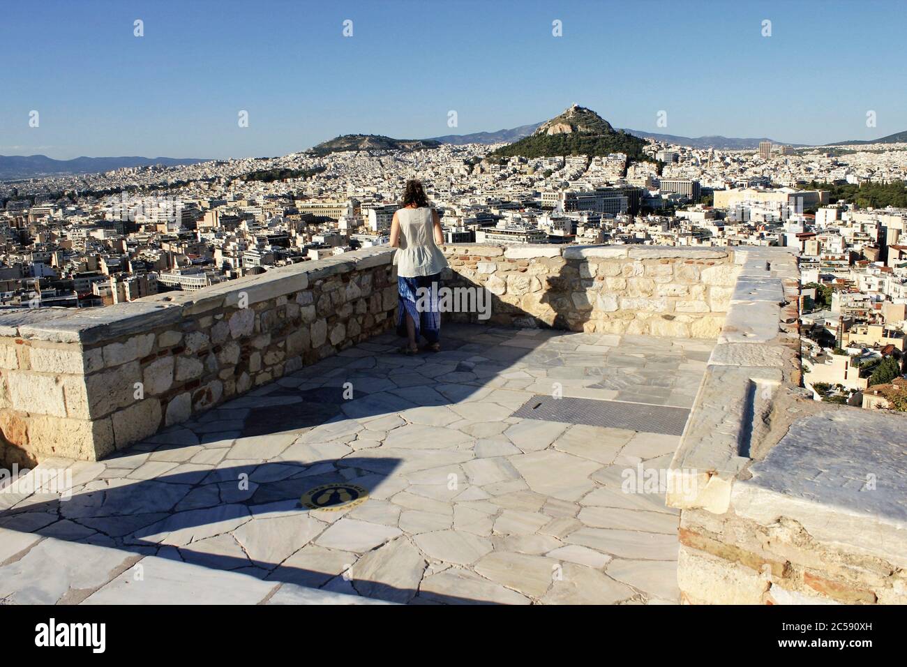 Grèce, Athènes, juin 16 2020 - point de vue sur la colline de l'Acropole, presque vide de visiteurs. Le tourisme a été le plus touché de tous les grands secteurs économiques Banque D'Images