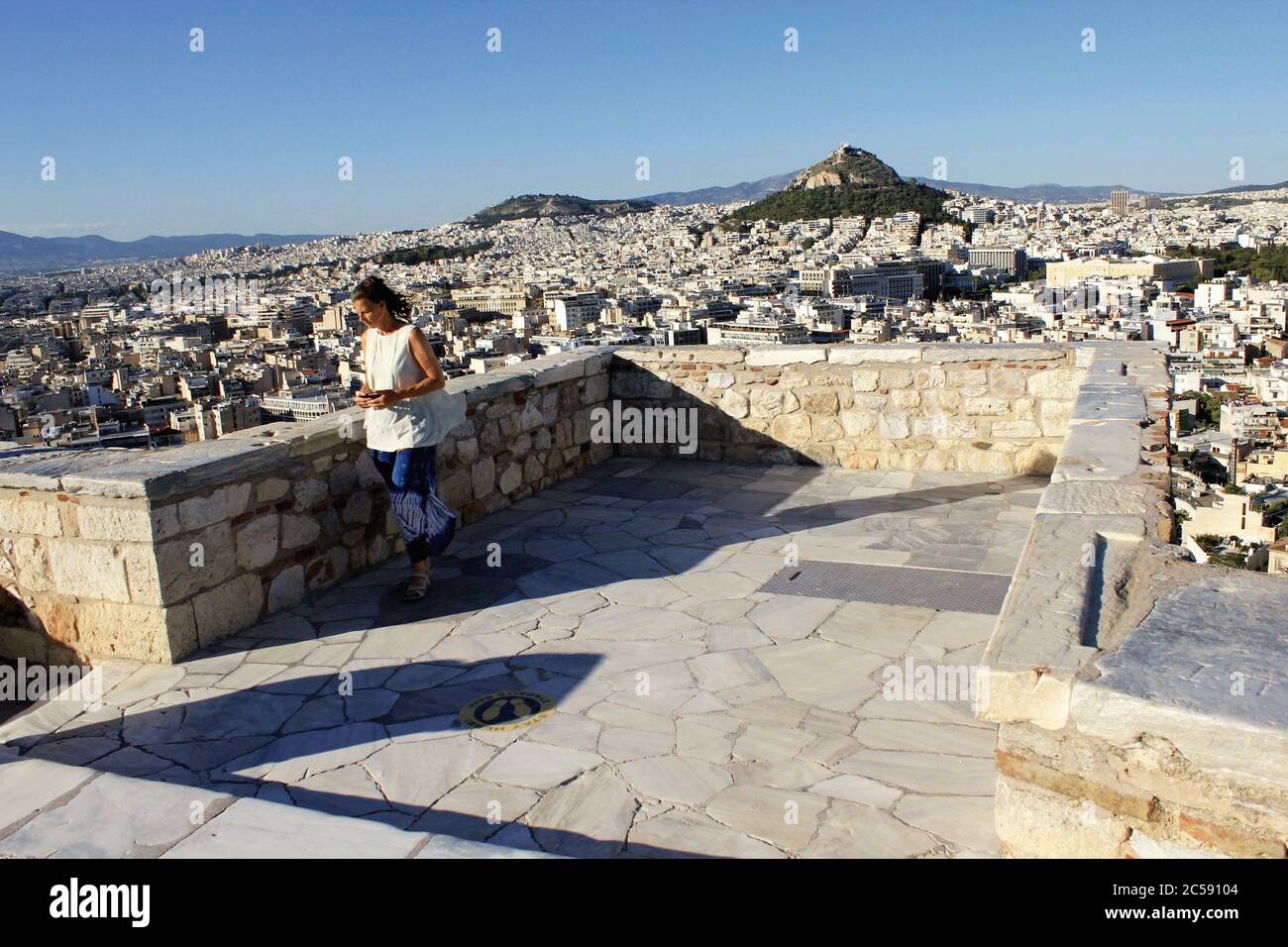 Grèce, Athènes, juin 16 2020 - point de vue sur la colline de l'Acropole, presque vide de visiteurs. Le tourisme a été le plus touché de tous les grands secteurs économiques Banque D'Images