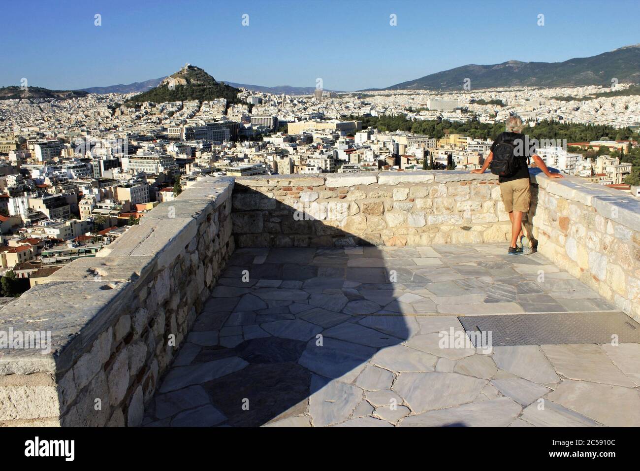 Grèce, Athènes, juin 16 2020 - point de vue sur la colline de l'Acropole, presque vide de visiteurs. Le tourisme a été le plus touché de tous les grands secteurs économiques Banque D'Images