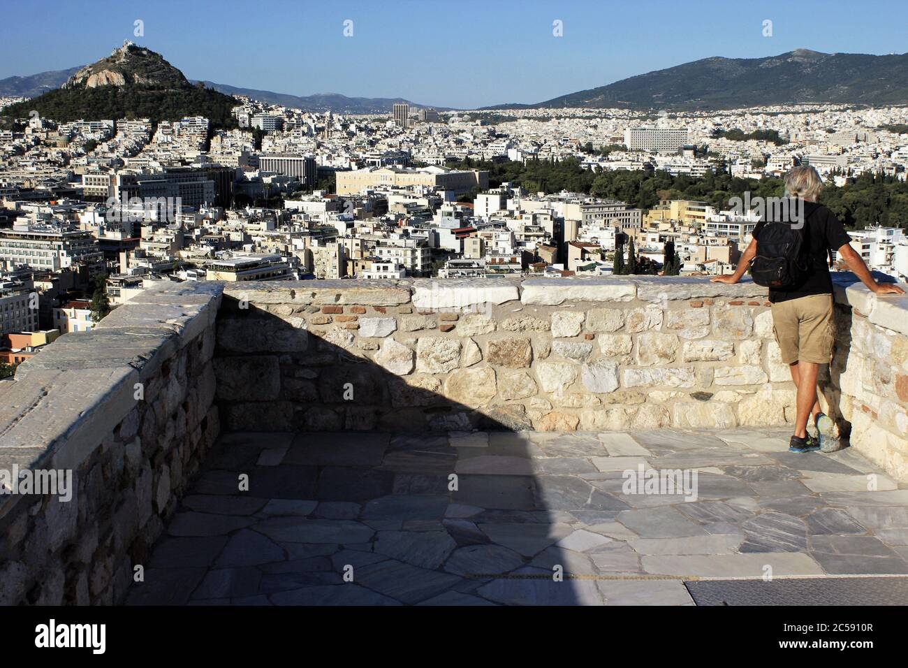 Grèce, Athènes, juin 16 2020 - point de vue sur la colline de l'Acropole, presque vide de visiteurs. Le tourisme a été le plus touché de tous les grands secteurs économiques Banque D'Images