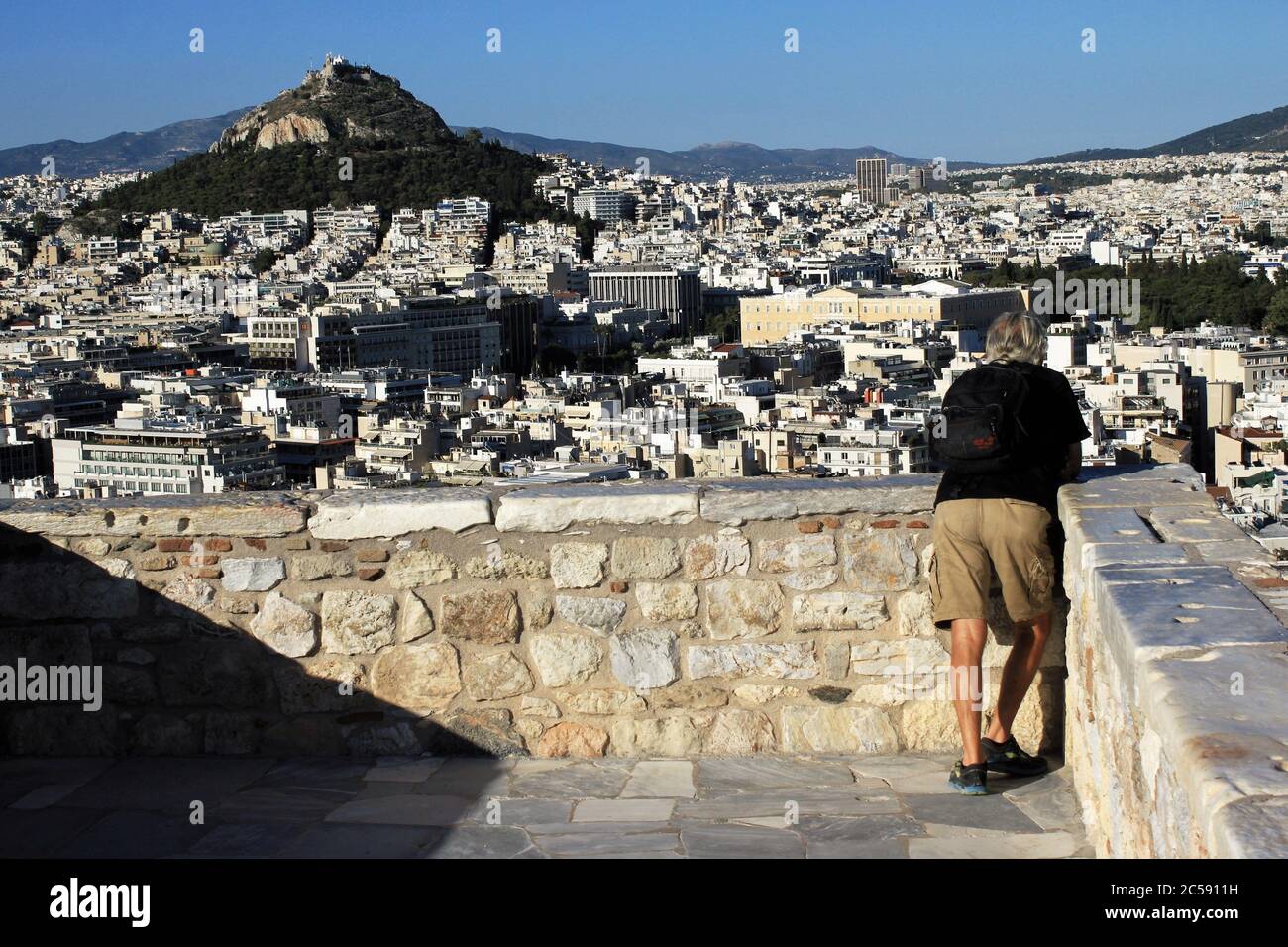 Grèce, Athènes, juin 16 2020 - point de vue sur la colline de l'Acropole, presque vide de visiteurs. Le tourisme a été le plus touché de tous les grands secteurs économiques Banque D'Images