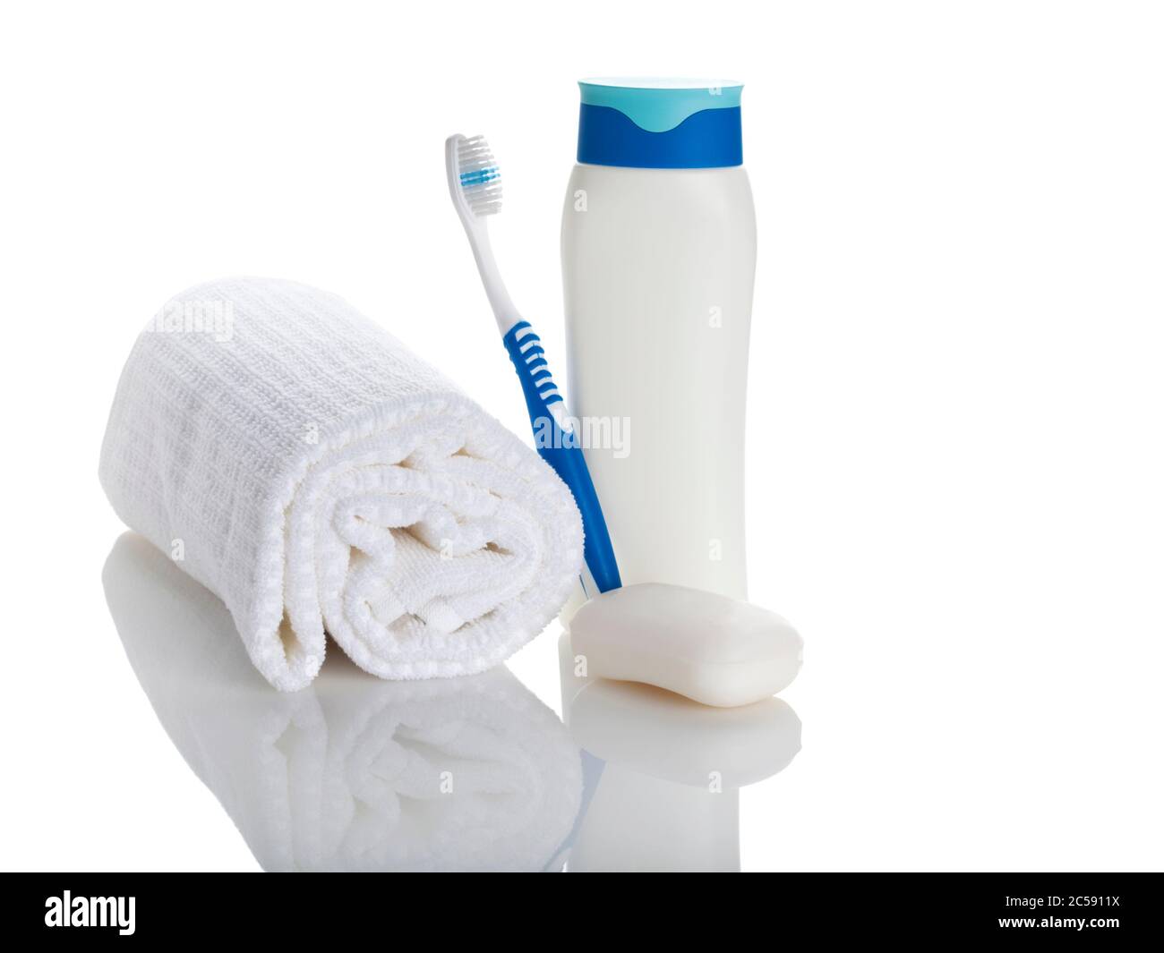 serviette roulée, brosse à dents, flacon de shampo et savon isolé sur blanc Banque D'Images