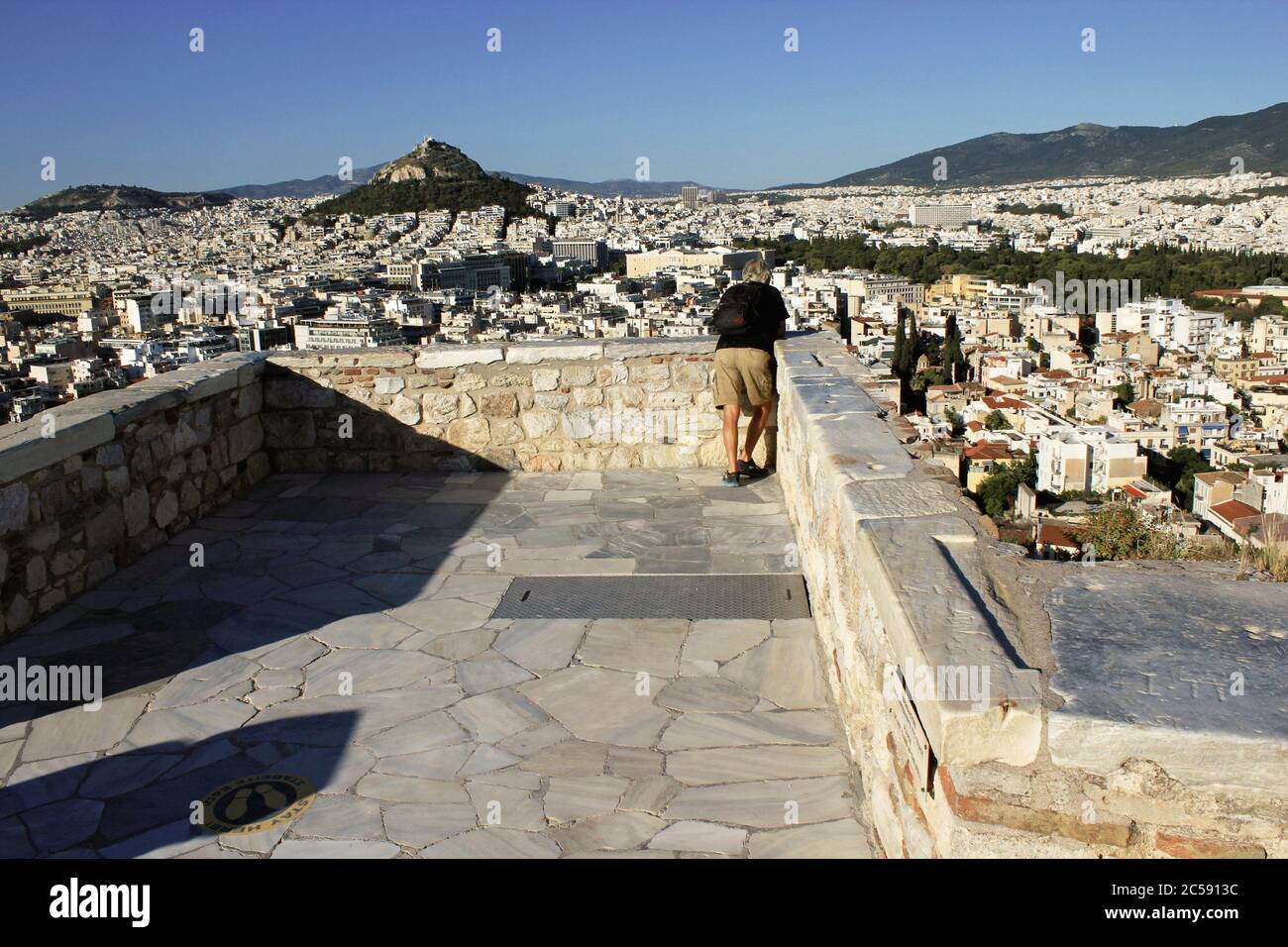 Grèce, Athènes, juin 16 2020 - point de vue sur la colline de l'Acropole, presque vide de visiteurs. Le tourisme a été le plus touché de tous les grands secteurs économiques Banque D'Images