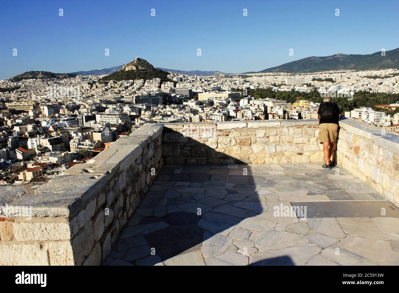 Grèce, Athènes, juin 16 2020 - point de vue sur la colline de l'Acropole, presque vide de visiteurs. Le tourisme a été le plus touché de tous les grands secteurs économiques Banque D'Images