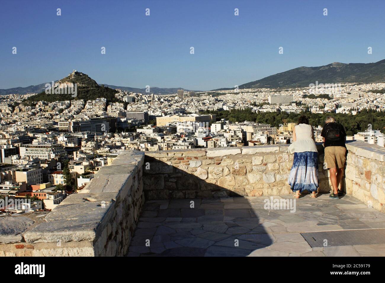 Grèce, Athènes, juin 16 2020 - point de vue sur la colline de l'Acropole, presque vide de visiteurs. Le tourisme a été le plus touché de tous les grands secteurs économiques Banque D'Images