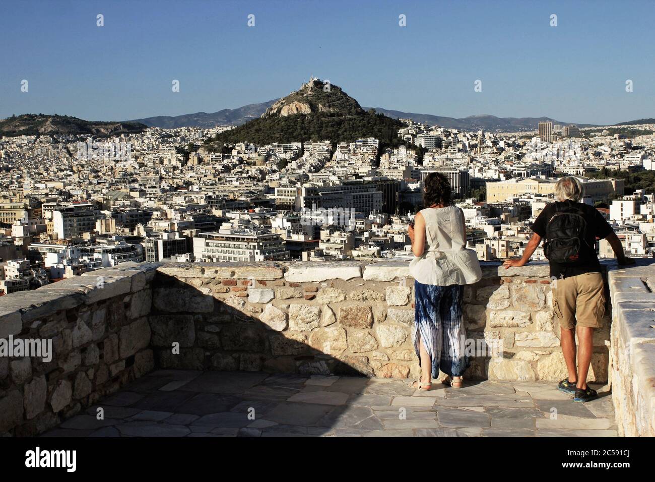 Grèce, Athènes, juin 16 2020 - point de vue sur la colline de l'Acropole avec la colline de Lycabetus en arrière-plan. Banque D'Images