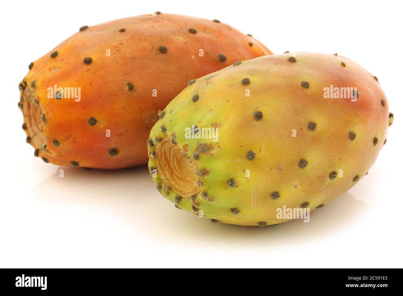 deux fruits de cactus frais et colorés sur fond blanc Banque D'Images