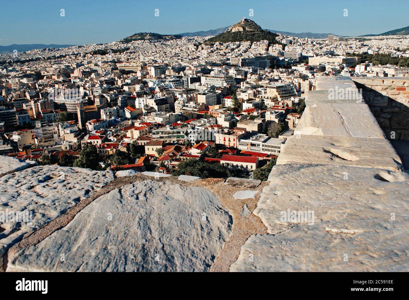 Grèce, Athènes, juin 16 2020 - point de vue sur la colline de l'Acropole avec la colline de Lycabetus en arrière-plan. Banque D'Images