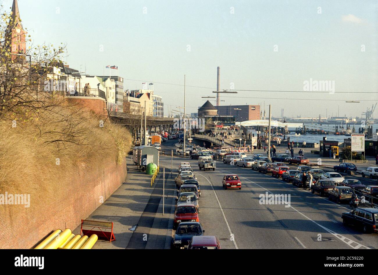 Vue de 1986 sur la région de Landungsbrucken, Hambourg, Allemagne. Banque D'Images