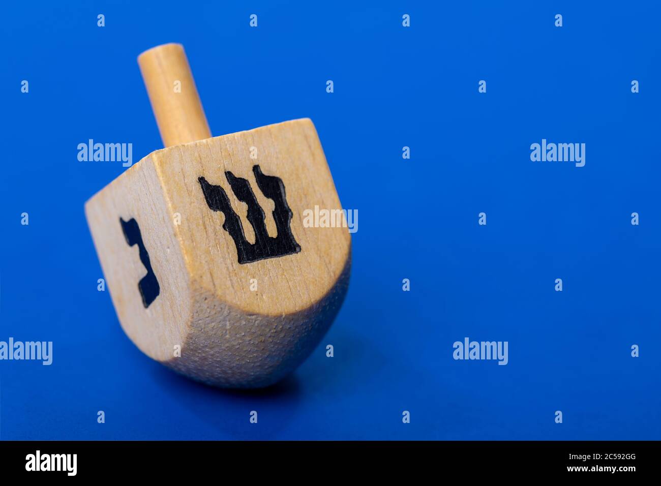 Dreidel ou dreydl sur fond bleu Banque D'Images