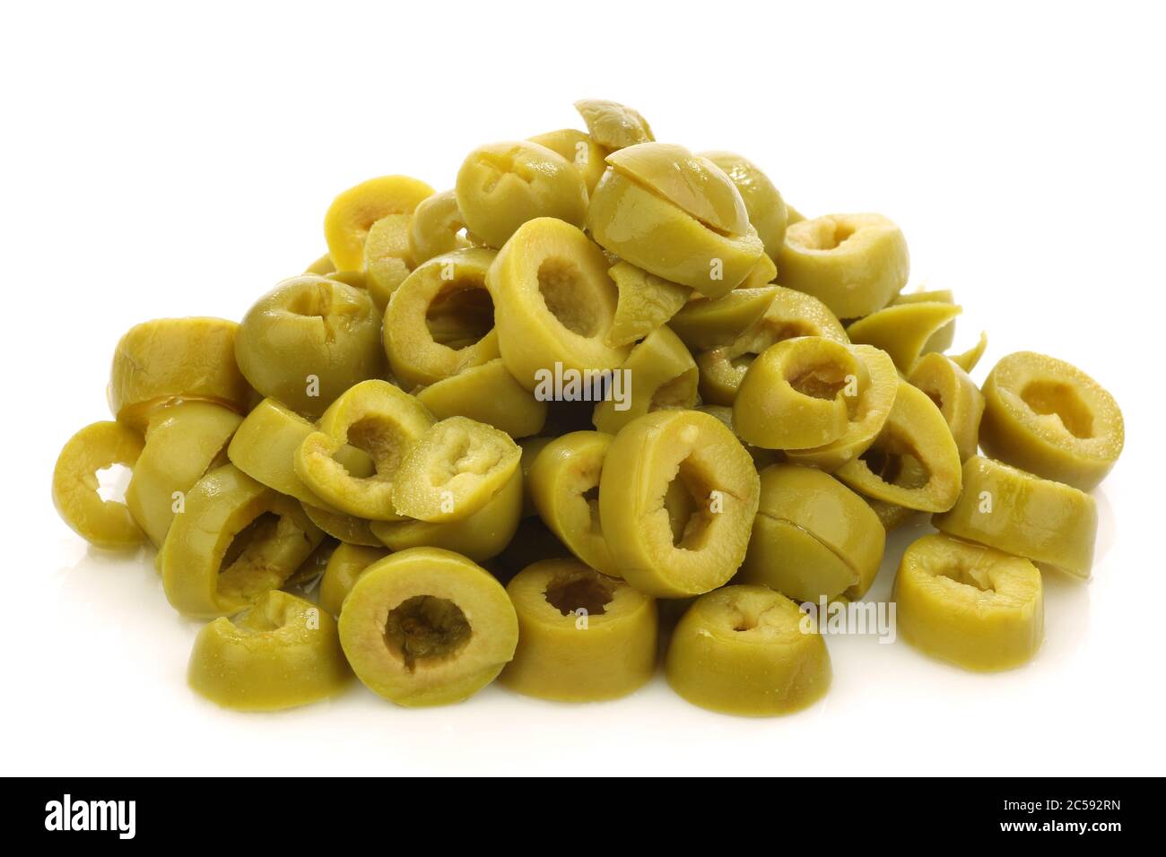 bouquet d'anneaux d'olive verts coupés sur fond blanc Banque D'Images