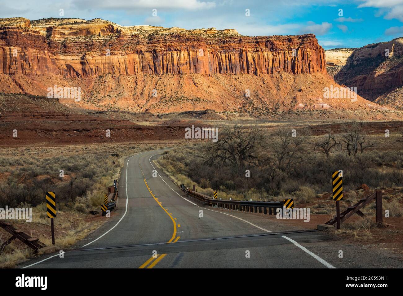 Vue emblématique des buttes et méses de grès rouge lors d'une journée ensoleillée, vue sur le chemin pittoresque du couloir d'Indian Creek, près du parc national de Canyonlands, Needles Banque D'Images