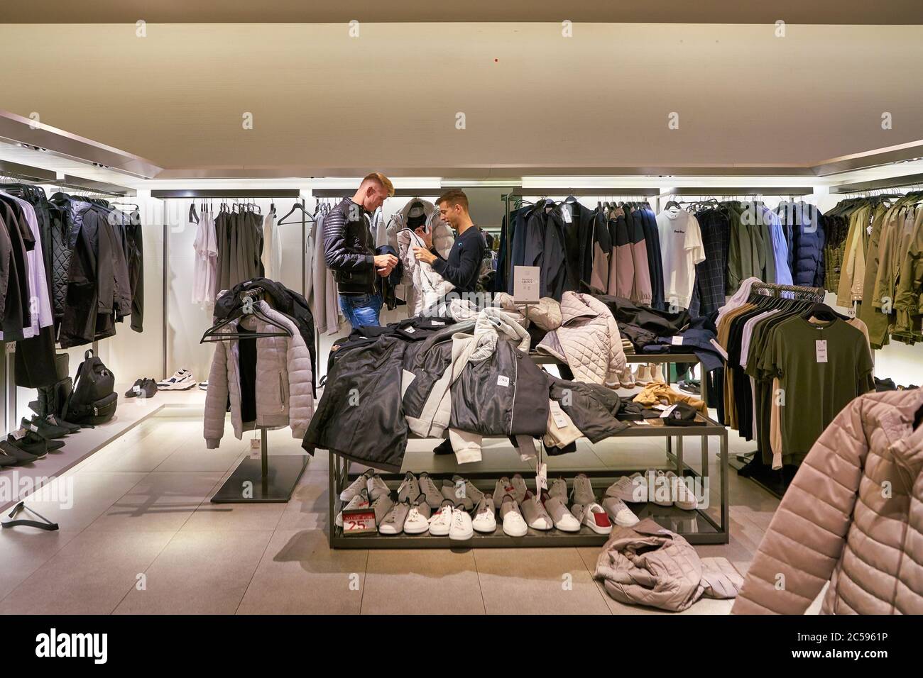 BERLIN, ALLEMAGNE - VERS SEPTEMBRE 2019 : photo intérieure du magasin Zara  à Berlin Photo Stock - Alamy