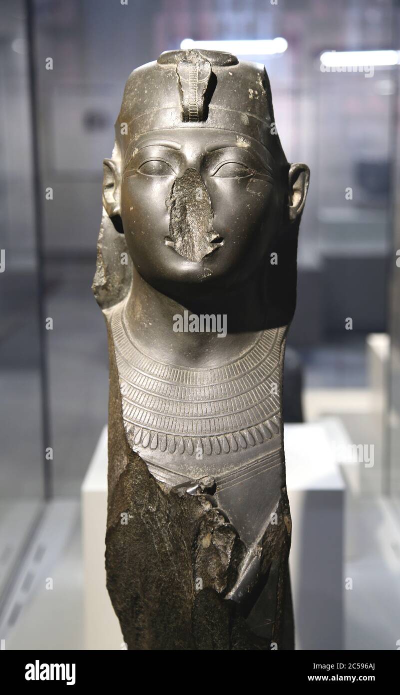 très grand lit avec khat headdres. Statue de graywacke de la 18e dynastie (1479-1458 av. J.-C.). Thumose III ou Hatshepsut. Musée d'archéologie de Naples, Italie. Banque D'Images