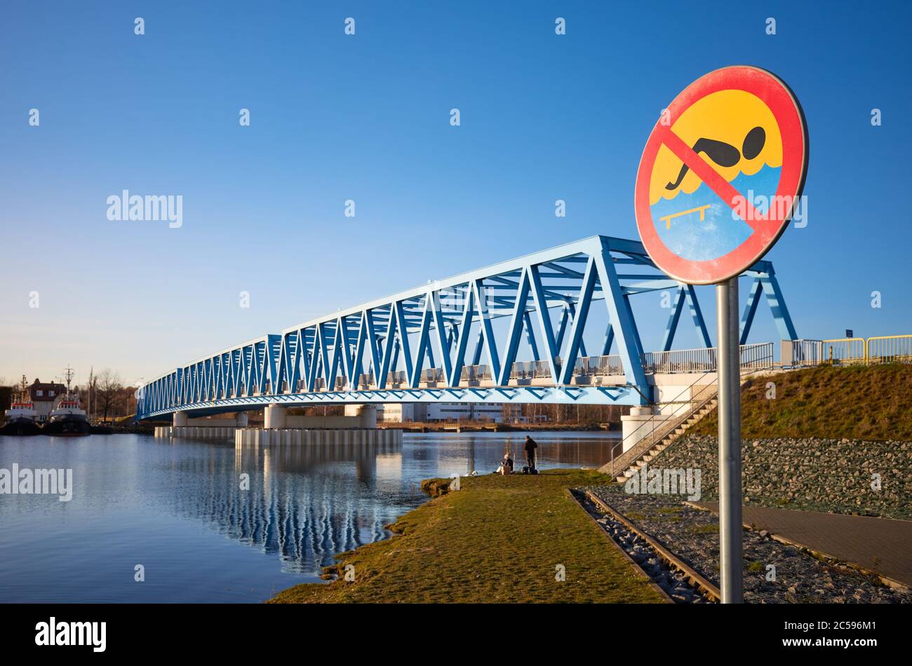 Pas de signe de natation par la rivière Odra à Szczecin coucher de soleil, pont Brdowski en arrière-plan, Pologne. Banque D'Images