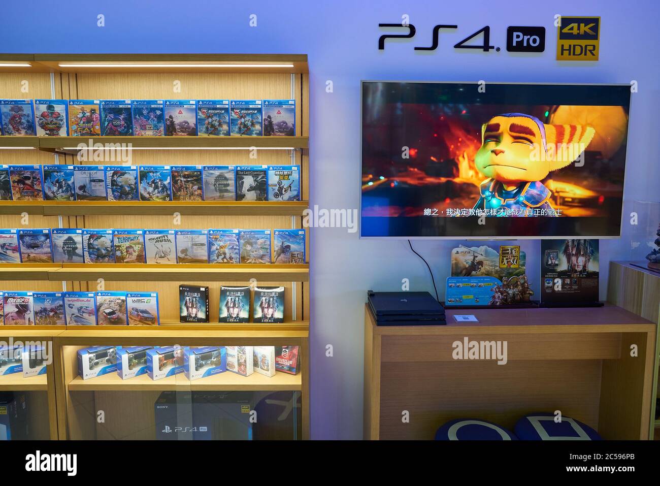 SHENZHEN, CHINE - VERS AVRIL 2019 : jeux pour console de jeux vidéo PS4 à domicile exposés dans la boutique Sony d'UpperHills lors de l'exposition Sony Expo 2019. Banque D'Images