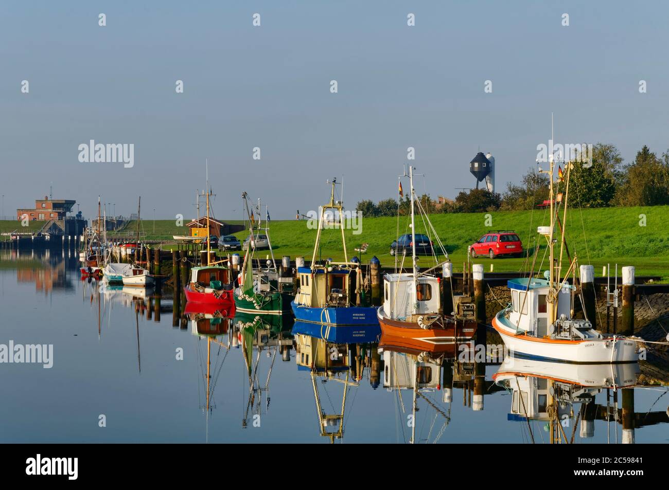 Friedrichskoog: Bateaux de pêche à la crevette et coupeurs de pêche dans l'ancien port (jusqu'en 2015), district de Dithmarschen, Schleswig-Holstein, Allemagne Banque D'Images