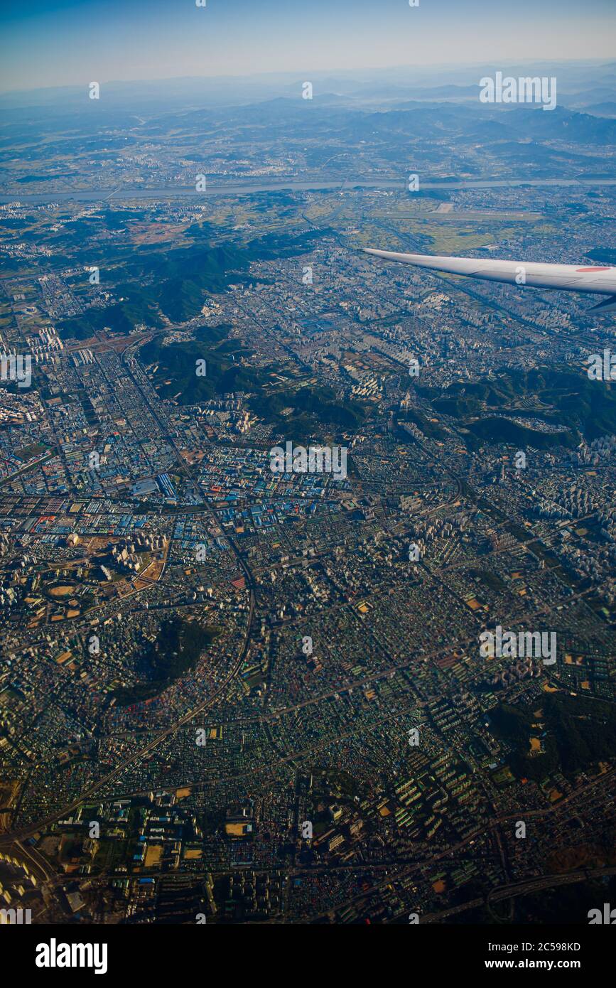 Paysage juste entouré par la terre, près de tokyo vue du ciel de l'ANA Airliner. Pris par Nikon D750, en 2017, Banque D'Images