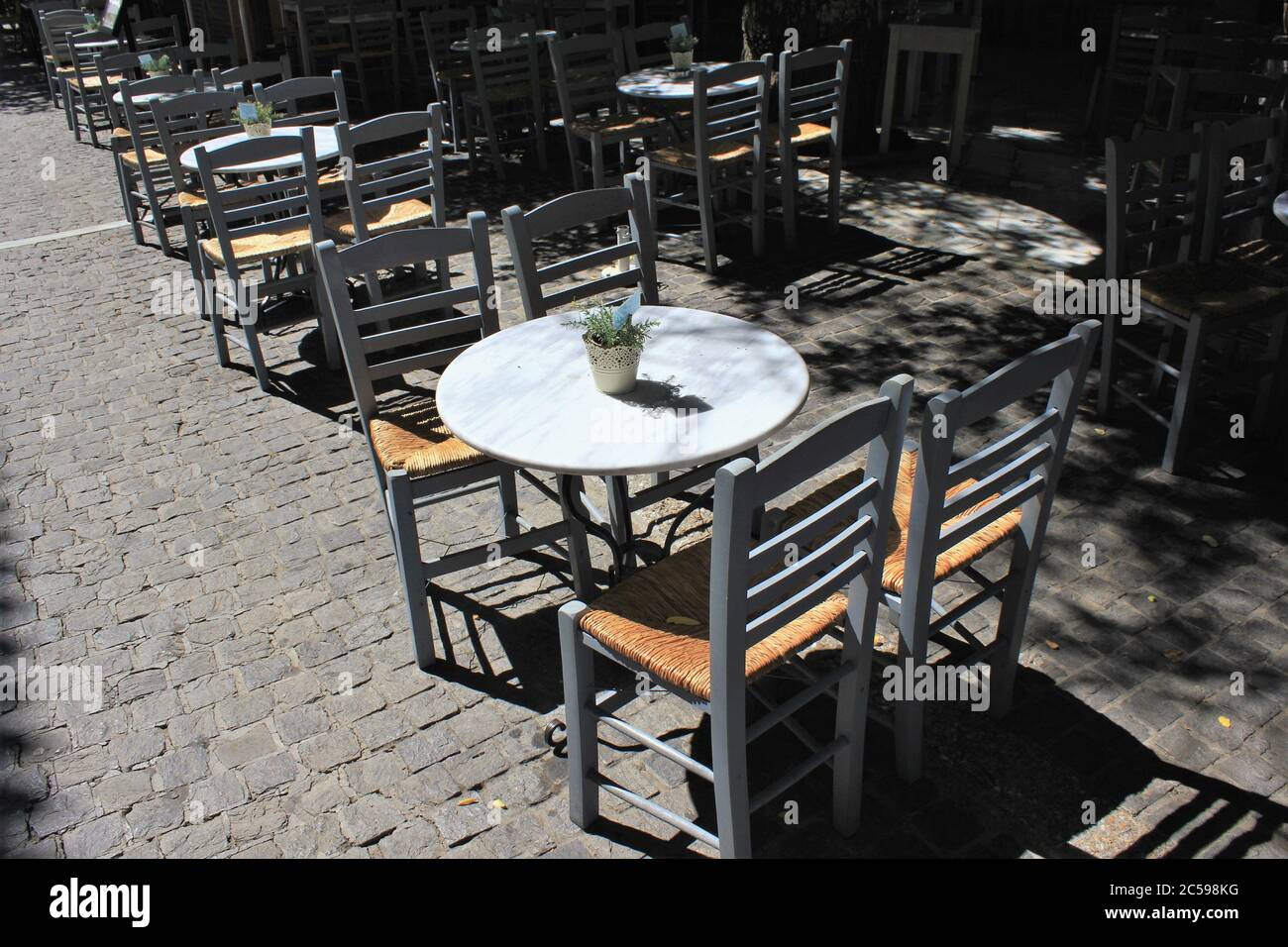 Grèce, Athènes, juin 17 2020 - chaises vides d'un bar-restaurant traditionnel dans le quartier touristique de Monastiraki, en raison du manque de clients. Défosse Banque D'Images