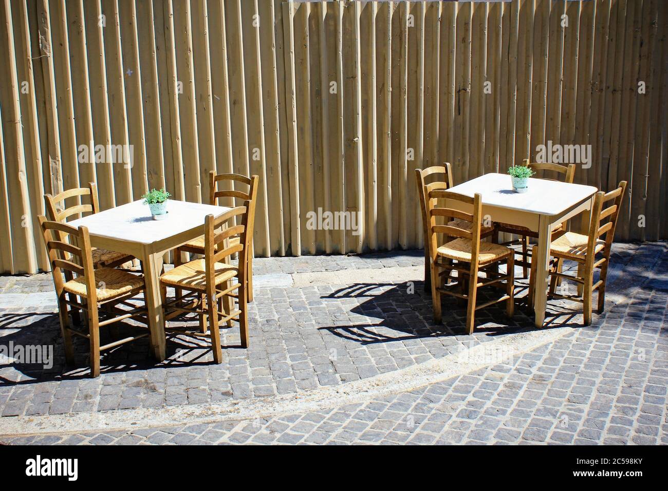 Grèce, Athènes, juin 17 2020 - chaises vides d'un bar-restaurant traditionnel dans le quartier touristique de Monastiraki, en raison du manque de clients. Défosse Banque D'Images