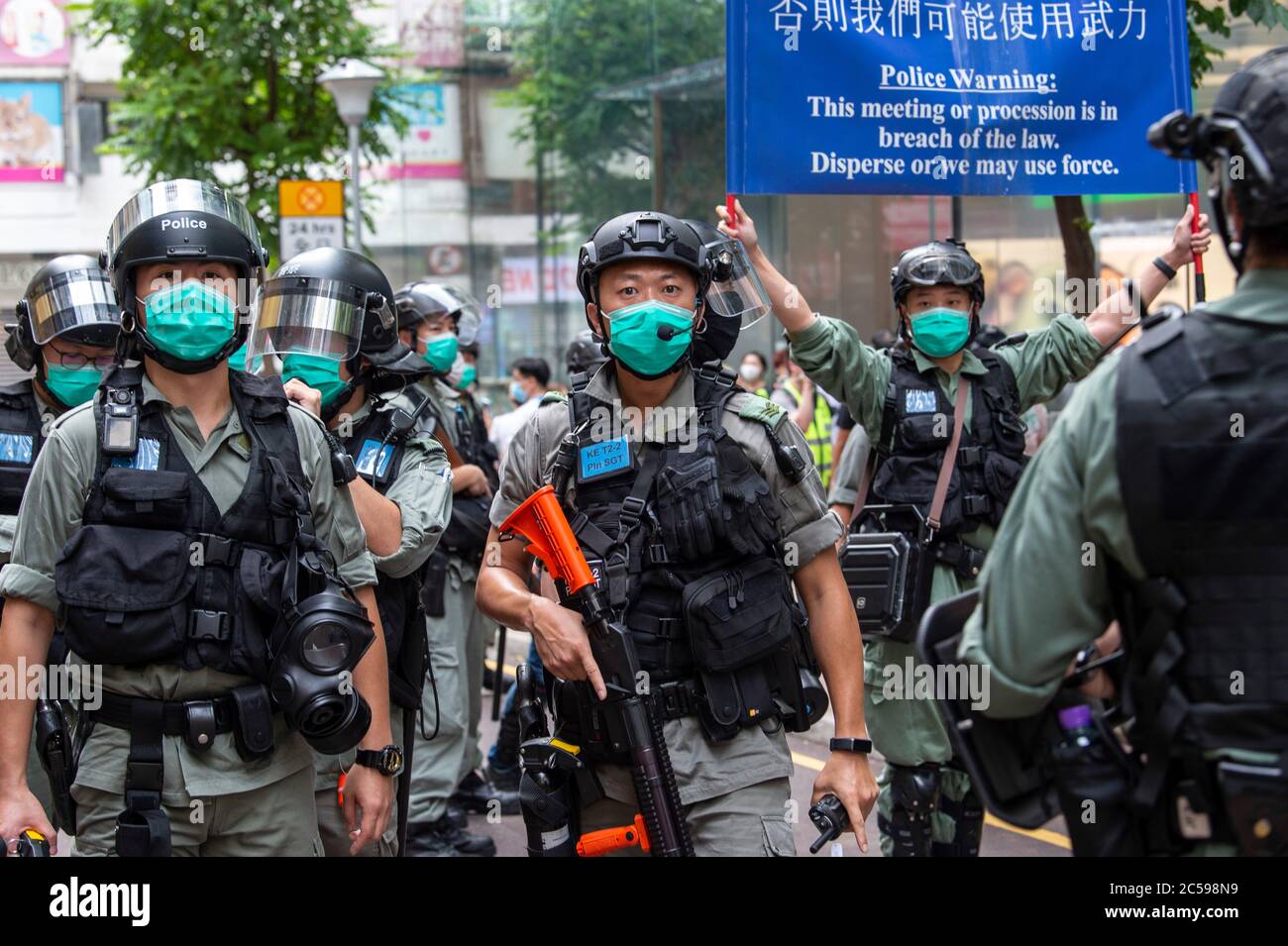 HONG KONG, HONG KONG SAR, CHINE : 1er JUILLET 2020.la police s'occupe de la manifestation illégale mars.Hong Kong Journée spéciale d'établissement de la région administrative. Vingt-trois ans après que Hong Kong ait été remise par la Grande-Bretagne à la domination chinoise, Pékin insiste pour mettre en œuvre de nouvelles lois strictes sur la sécurité nationale qui vont supprimer les manifestations pro-démocratiques de la ville. Elle va briser la Déclaration conjointe sino-britannique où la Chine a accepté le gouvernement d'un pays, de deux systèmes. L'interdiction des marches traditionnelles pour la première fois, a exaspéré le public. Alamy Live News/Jayne Russell Banque D'Images