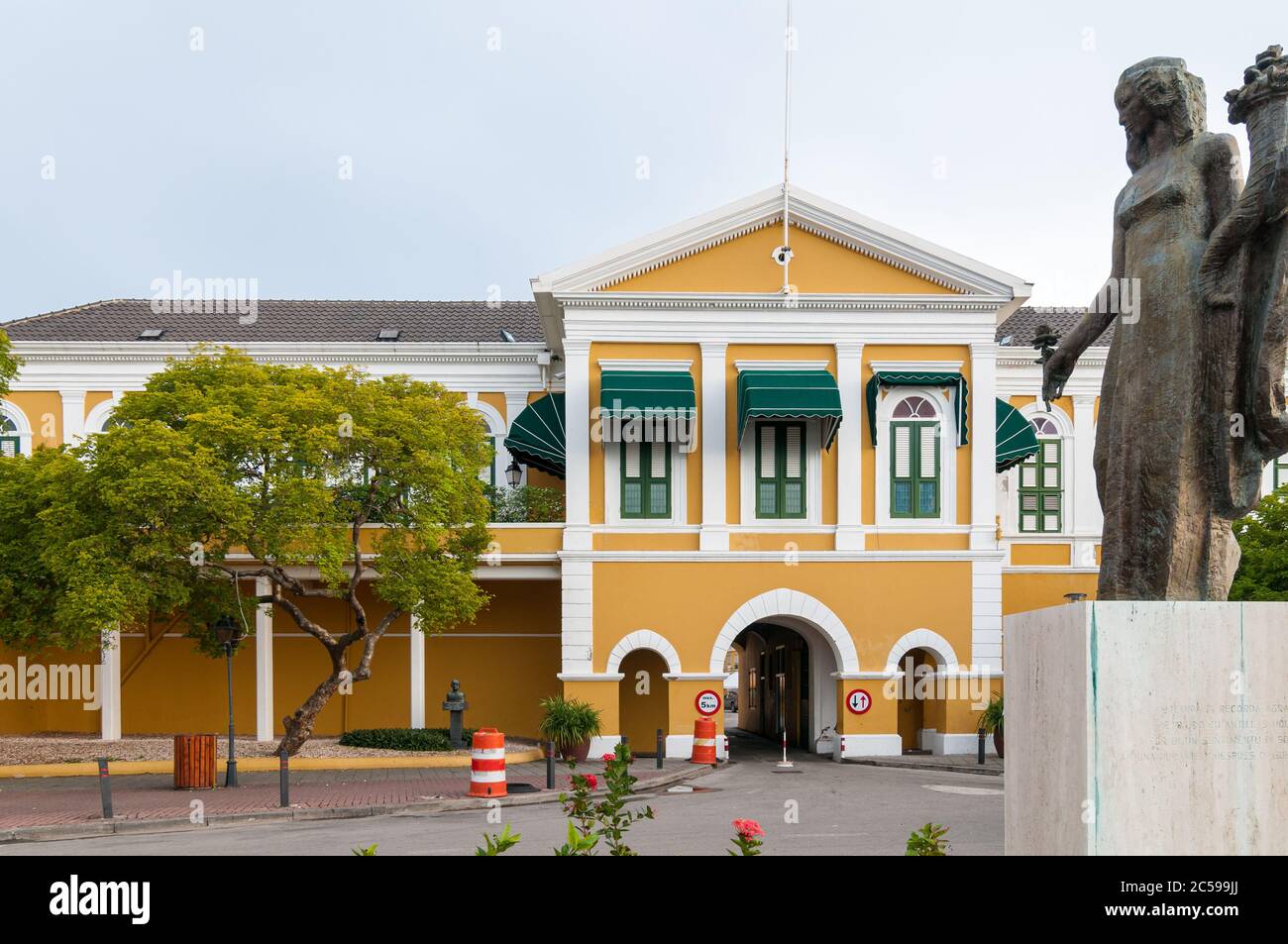 WILLEMSTAD, CURAÇAO - 22 NOVEMBRE 2007 : le fort historique d'Amsterdam est également le siège actuel du gouverneur au centre de Willemstad, Curaçao. Dans fron Banque D'Images