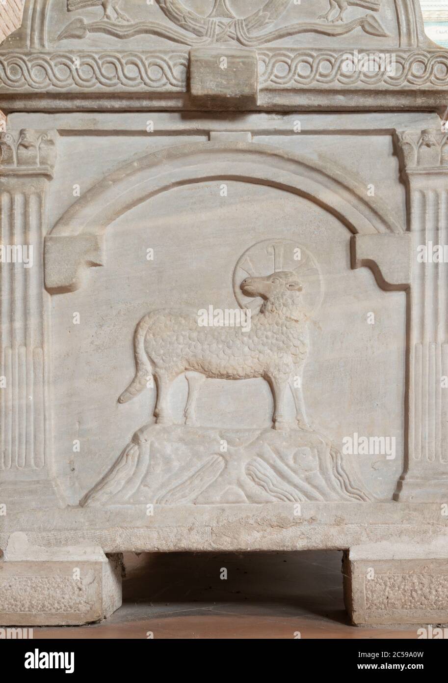 RAVENNE, ITALIE - 29 JANVIER 2020 : détail du tombeau chrétien du début dans la basilique de l'église de Sant Apolinare en classe avec l'Agneau de Dieu symbolique. Banque D'Images