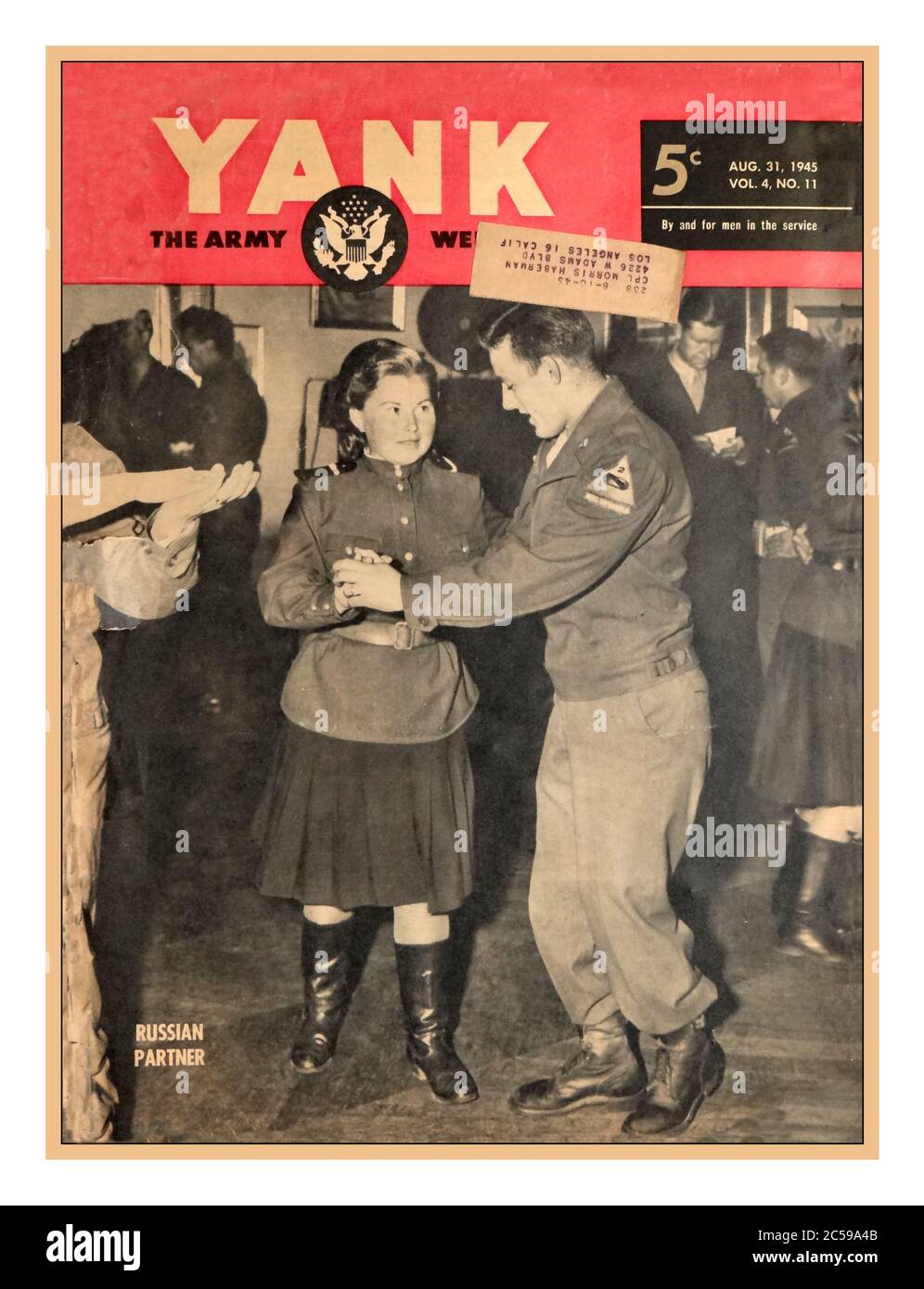 WW2 Vintage USA Magazine Yank, The Army Weekly, 31 août 1945 le mystère de l'étape de danse américaine est en cours de résolution pour un WAC russe hésitant par Pvt. Edmund Kasek de Buffalo, New York, pendant un shindig tenu pour la 2e Division d'Armored à Berlin. Photo de couverture Acme. 1945 Yank, The Army Weekly, 31 août 1945 Banque D'Images