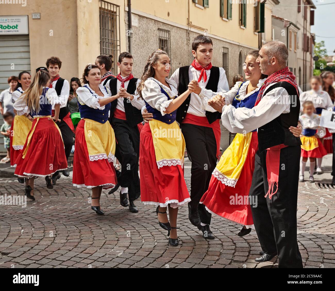 L’ensemble folklorique Gruppo Folkloristico Canterini Romagnoli interprète la danse traditionnelle pendant le Festival International du folklore de Russi, RA, Italie Banque D'Images