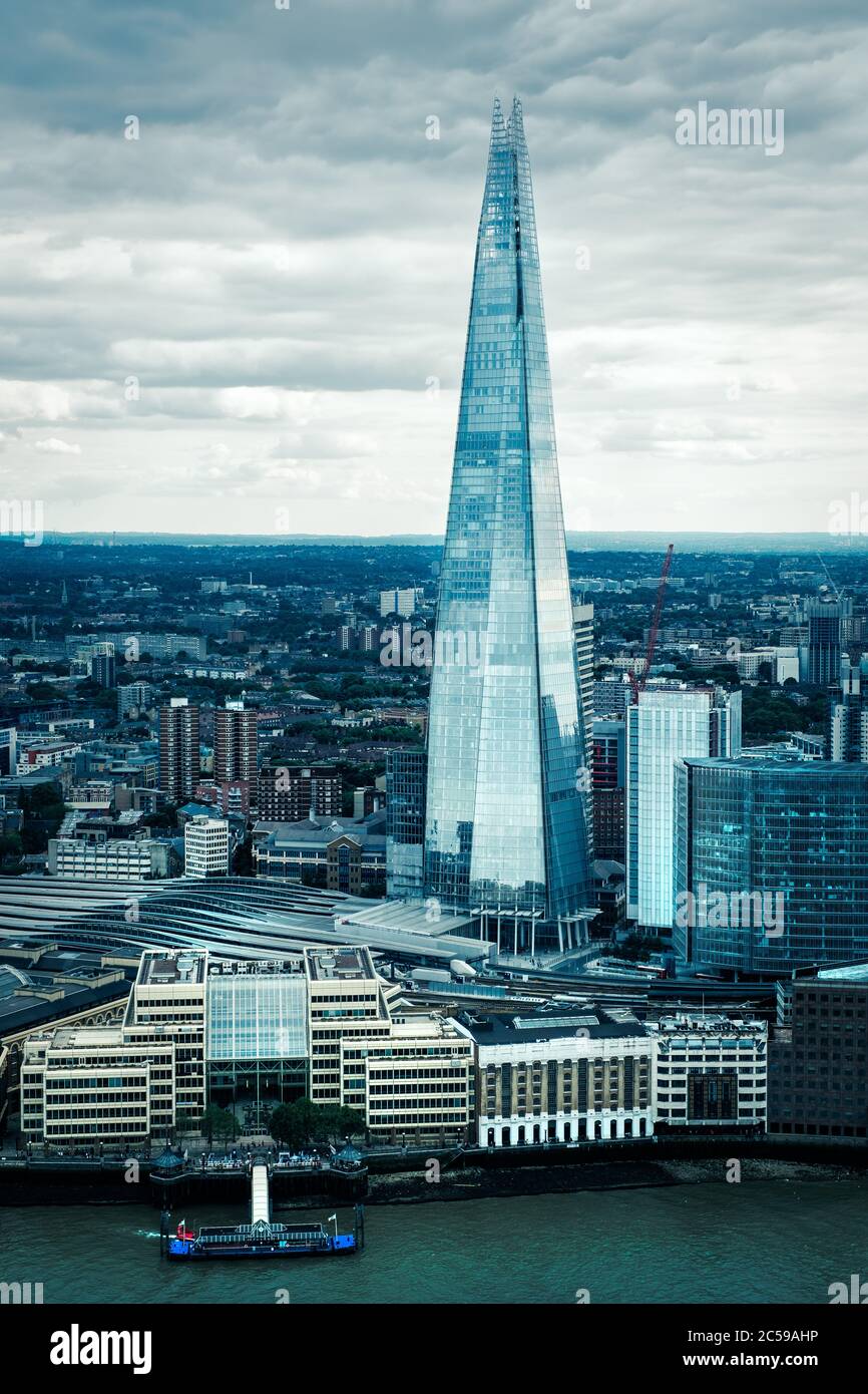Vue aérienne du Shard, le plus grand gratte-ciel d'Europe, lors d'un jour de pluie à Londres Banque D'Images