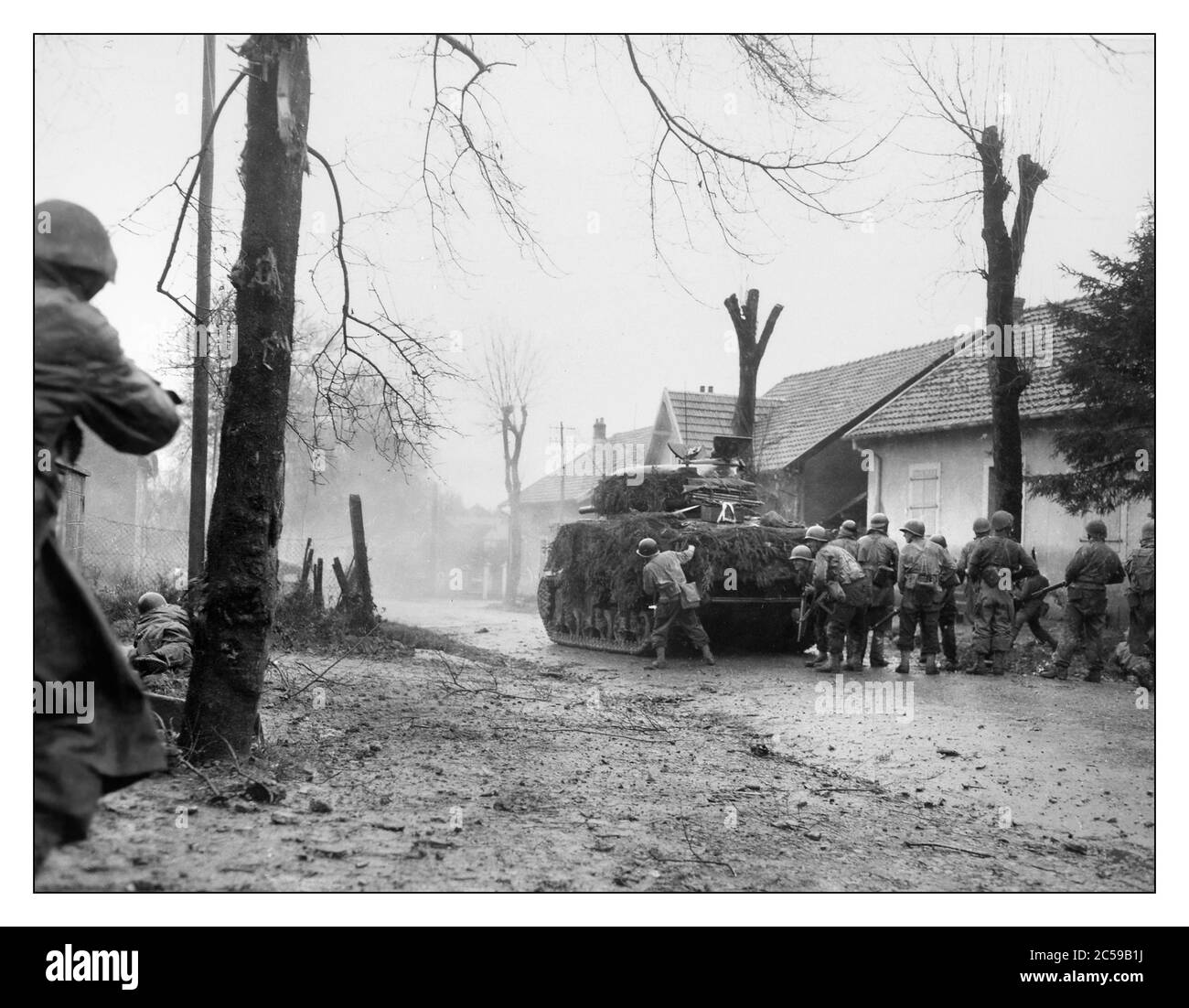 FRANCE 1944 les commandos français de la seconde Guerre mondiale soutiennent un char M4 Sherman de la 5e division blindée française, lors de la libération de Belfort, en France, le 20 novembre 1944. Belfort a été entièrement libérée des nazis d'occupation le 22 novembre 1944 Banque D'Images