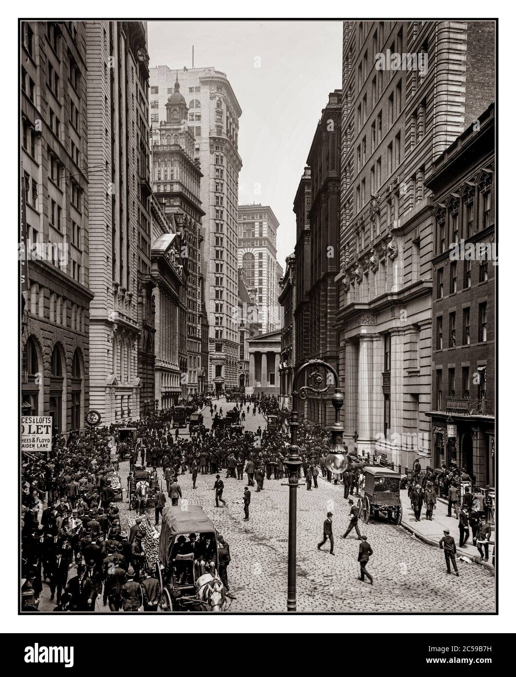 QUARTIER FINANCIER D'ÉPOQUE DE NEW YORK Broad Street avec la Bourse de trottoir, les courtiers et la Bourse de New York, en regardant vers le nord en direction de Wall St et Federal Hall. Vers 1900. Archive Broad Street Manhattan New York USA 1900 Banque D'Images