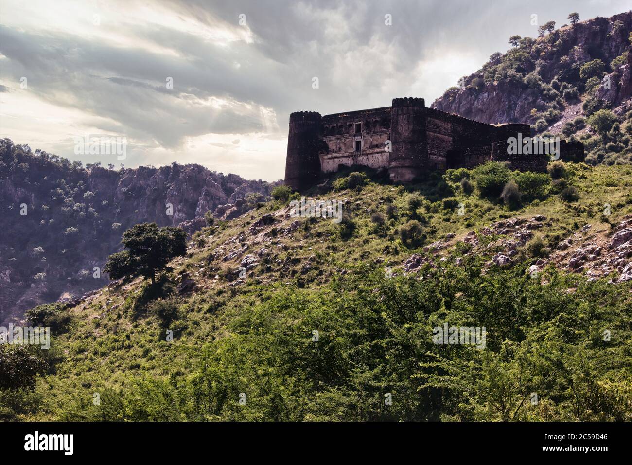 Rajasthan, Inde - 06 octobre 2012 : un paysage de montagnes vallonnées entourant abandonné maudit fort dans un endroit nommé Ajabgarh sur un chemin à tous Banque D'Images