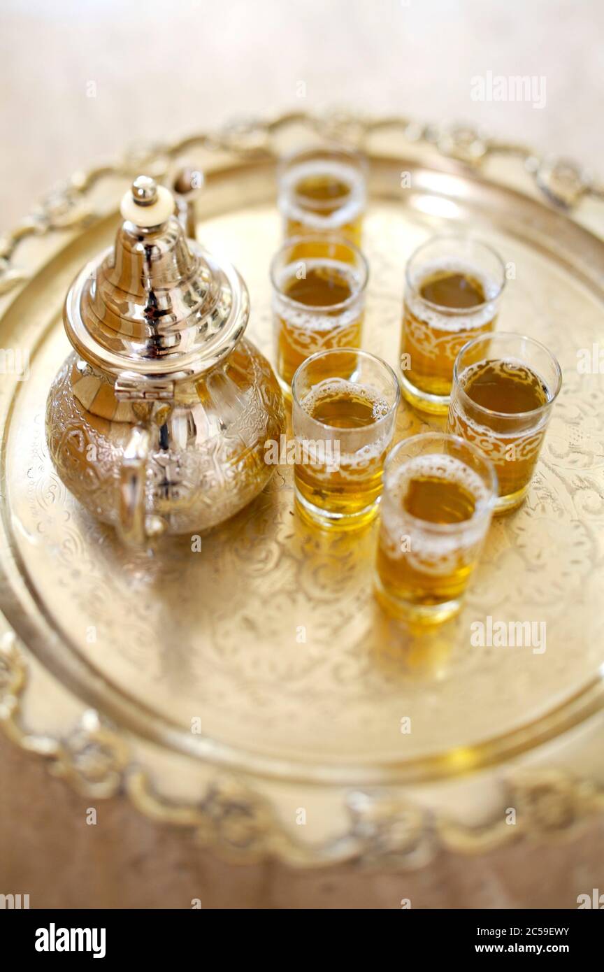 Maroc, Marrakech, palais es Saadi servant du thé à la menthe Banque D'Images